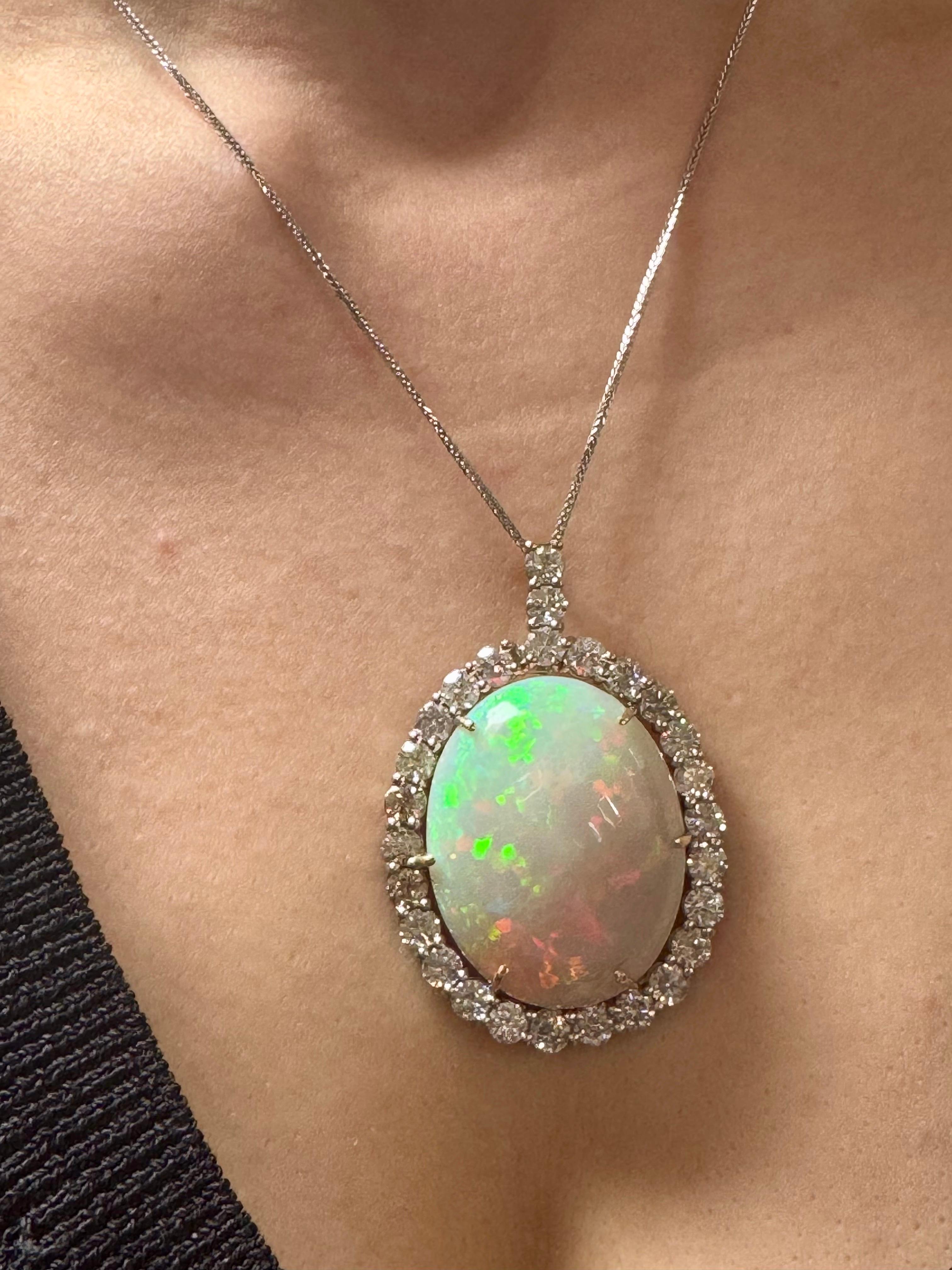 52 Karat Ovaler äthiopischer Opal & Diamant-Anhänger 14 Karat Weißgold Halskette Damen im Angebot