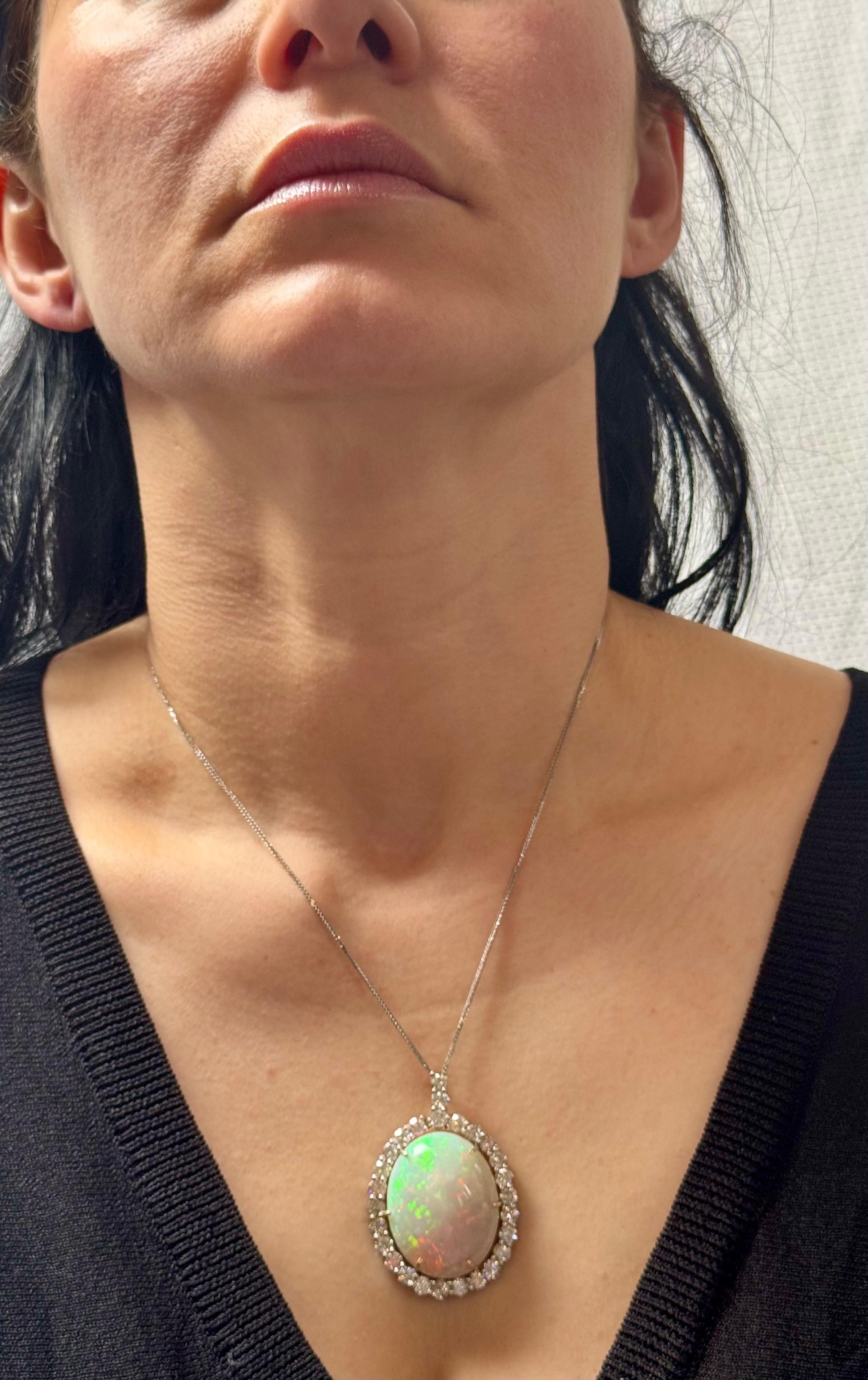 52 Karat Ovaler äthiopischer Opal & Diamant-Anhänger 14 Karat Weißgold Halskette im Angebot 1