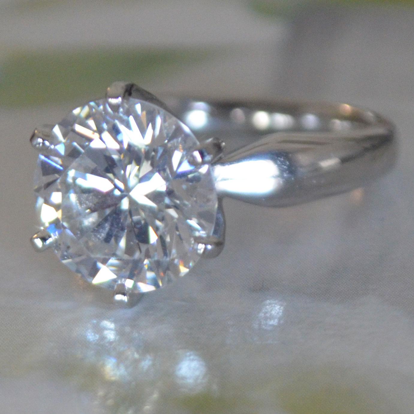 Anello con diamante rotondo da 5,2 carati in platino, colore K, purezza VS2 GIA In condizioni Nuovo in vendita a West Hollywood, CA