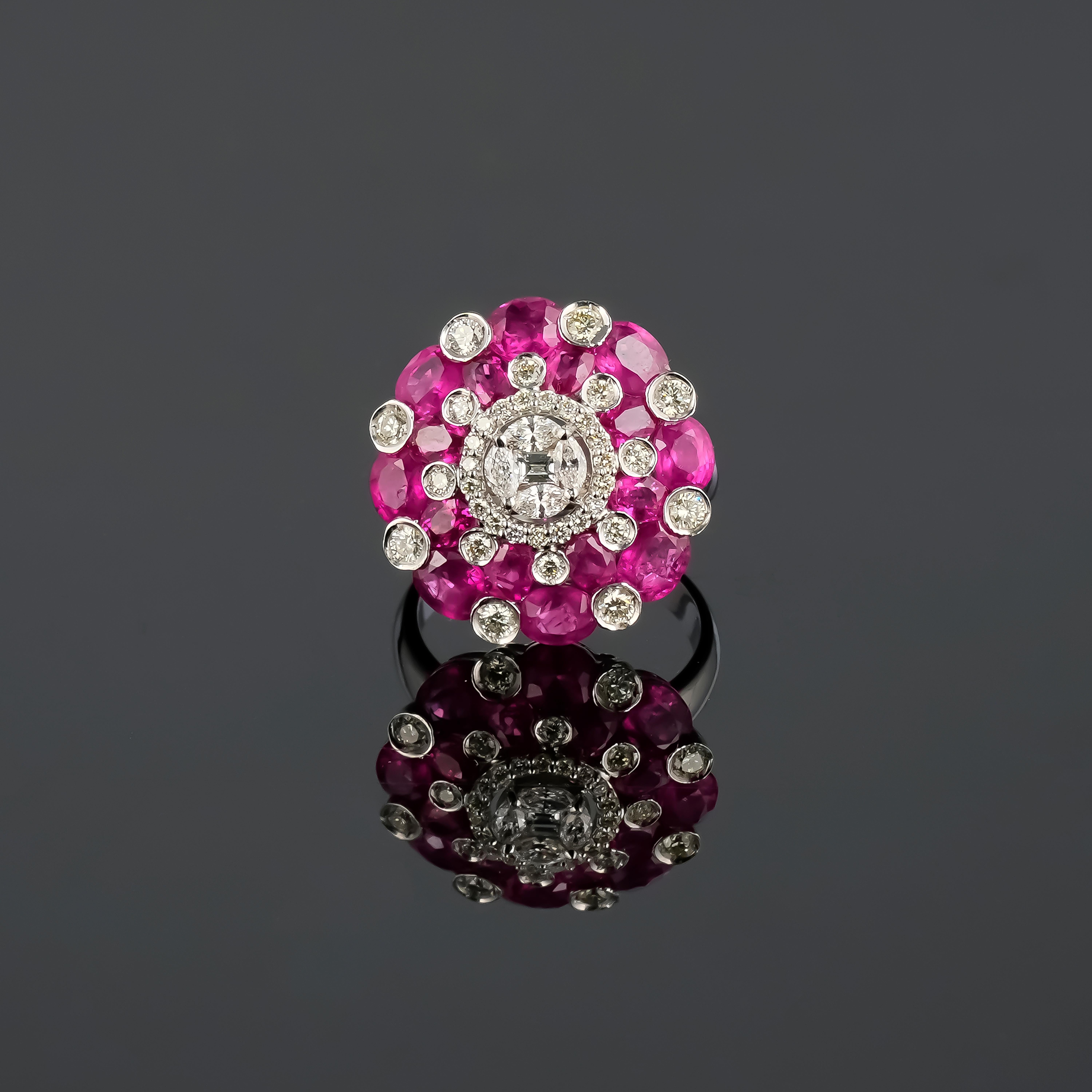 Un precioso anillo de cóctel de Rubí natural de forma ovalada y Diamante de 1,07 quilates, engastado en oro blanco macizo de 18 quilates. Los Rubíes tienen un color rojo rosado ideal, transparente con gran brillo. El diseño único del anillo es