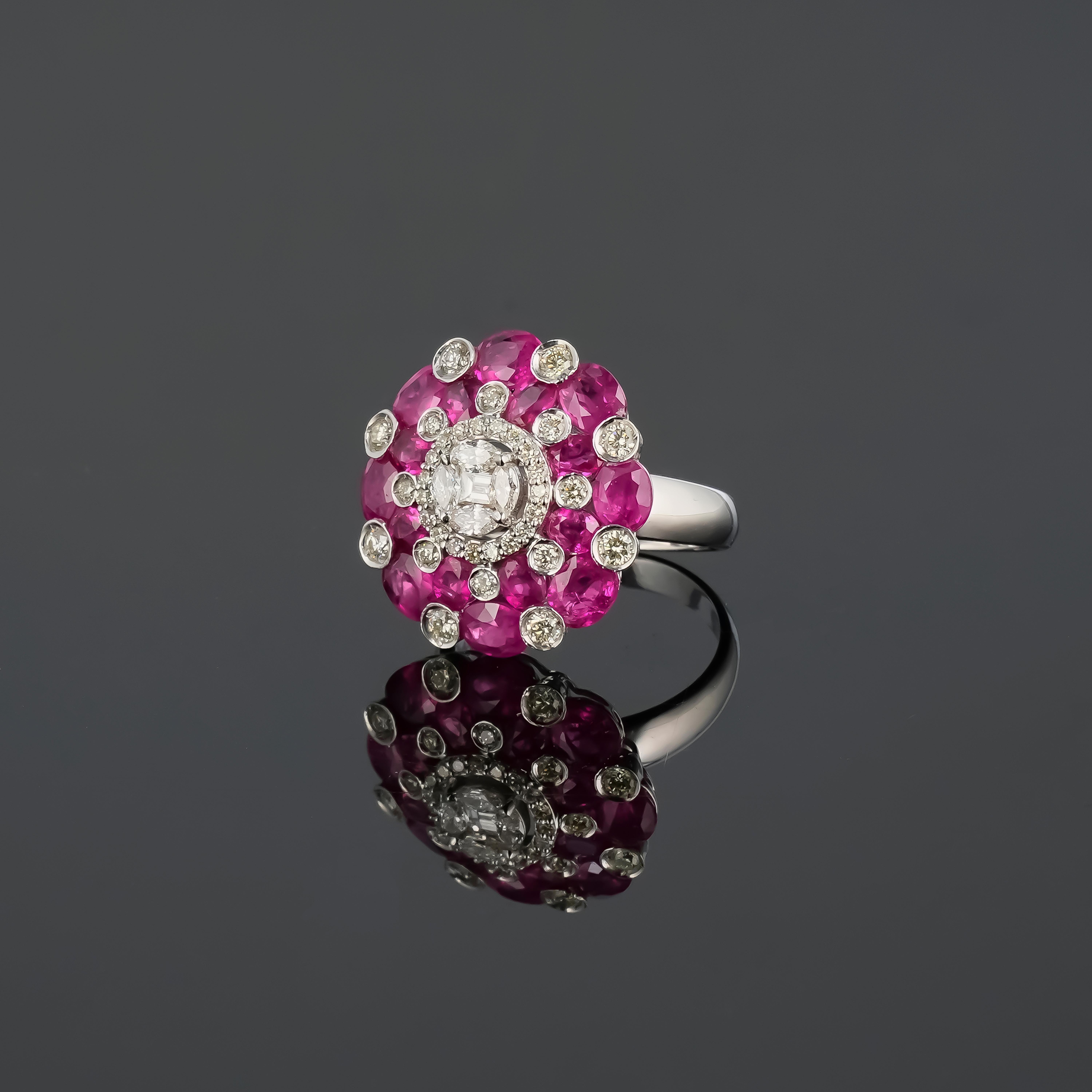 Anillo de Cóctel de Rubí y Diamantes de 5.2 Quilates Moderno en venta