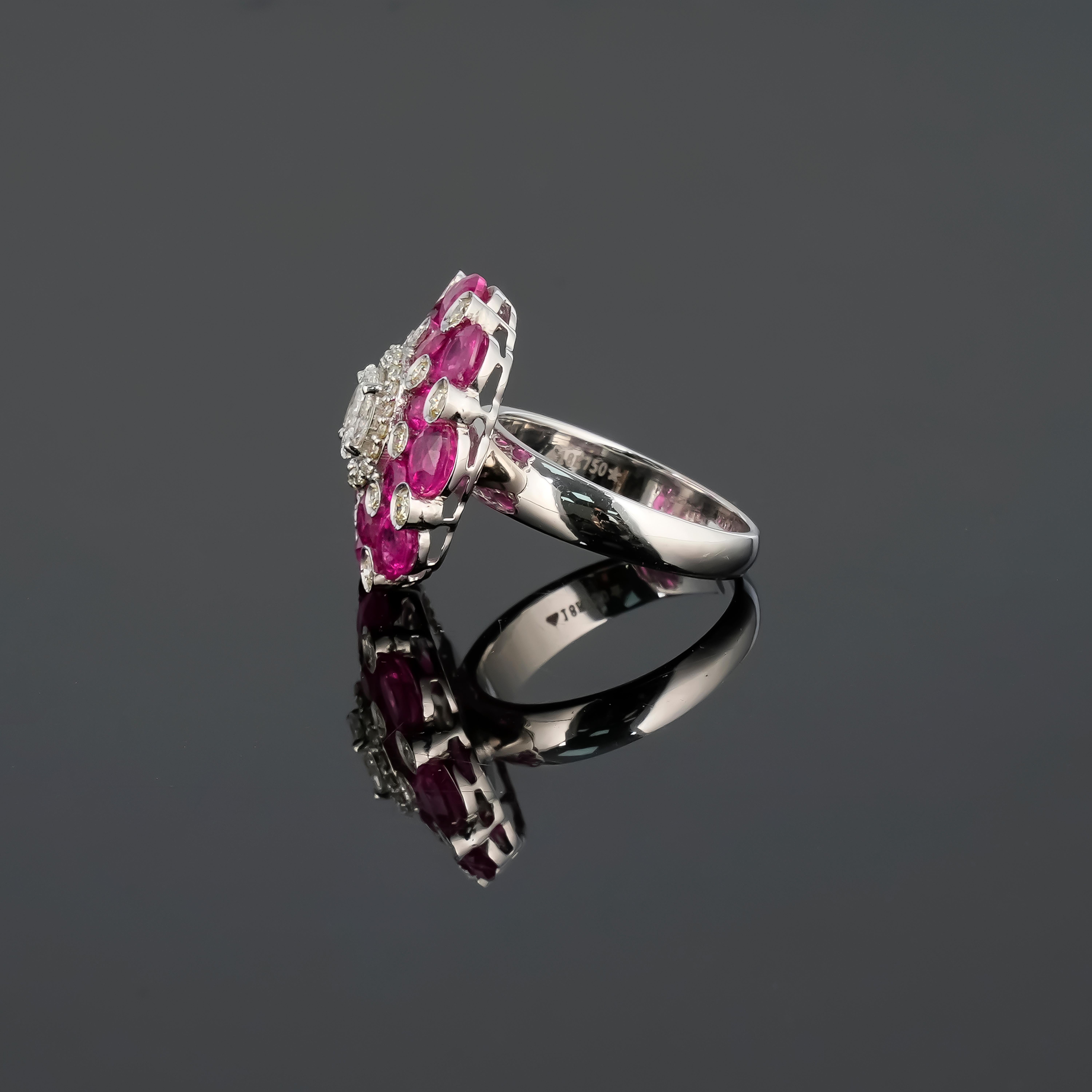 Anillo de Cóctel de Rubí y Diamantes de 5.2 Quilates Corte oval en venta