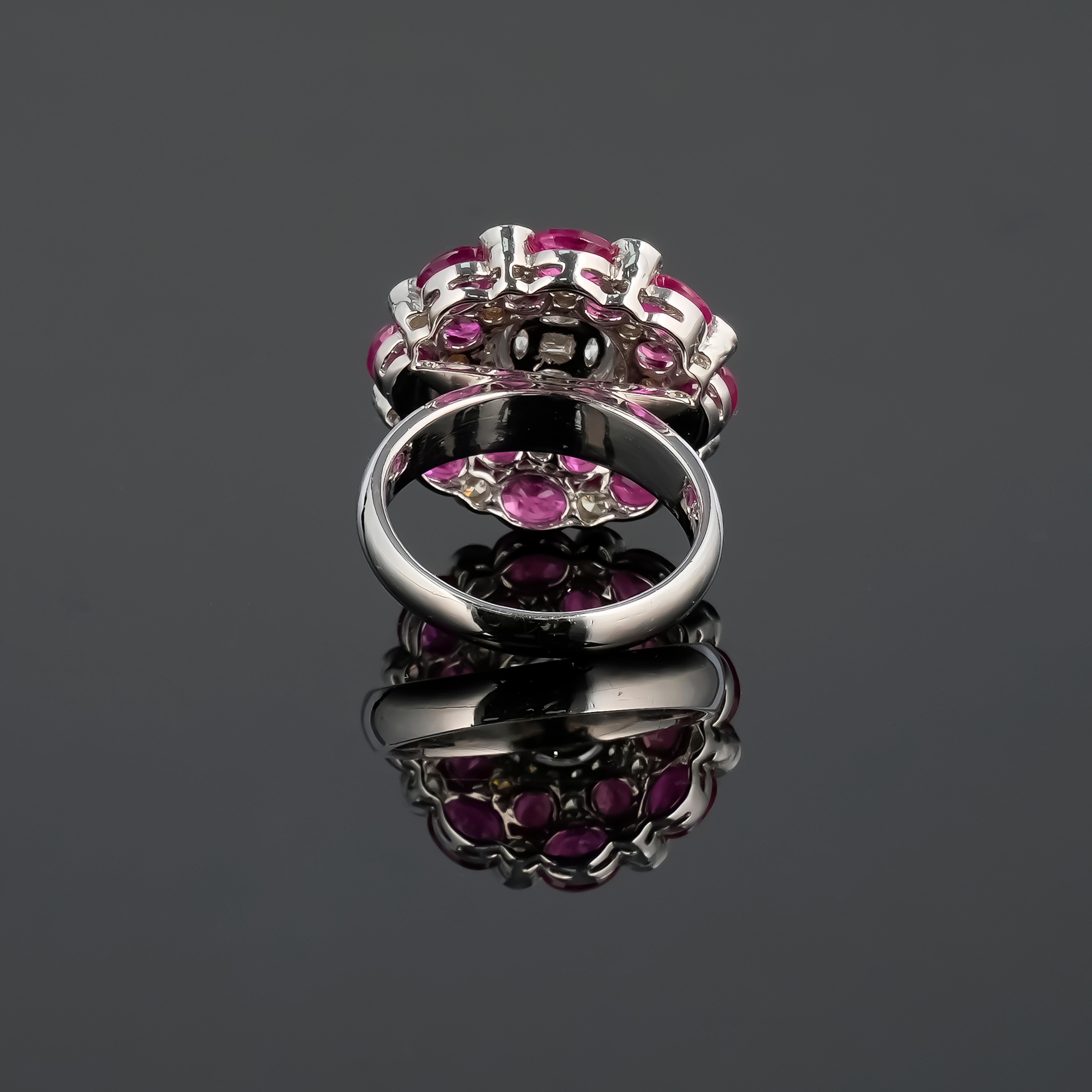 Anillo de Cóctel de Rubí y Diamantes de 5.2 Quilates en Nuevo estado para la venta en Bangkok, Thailand