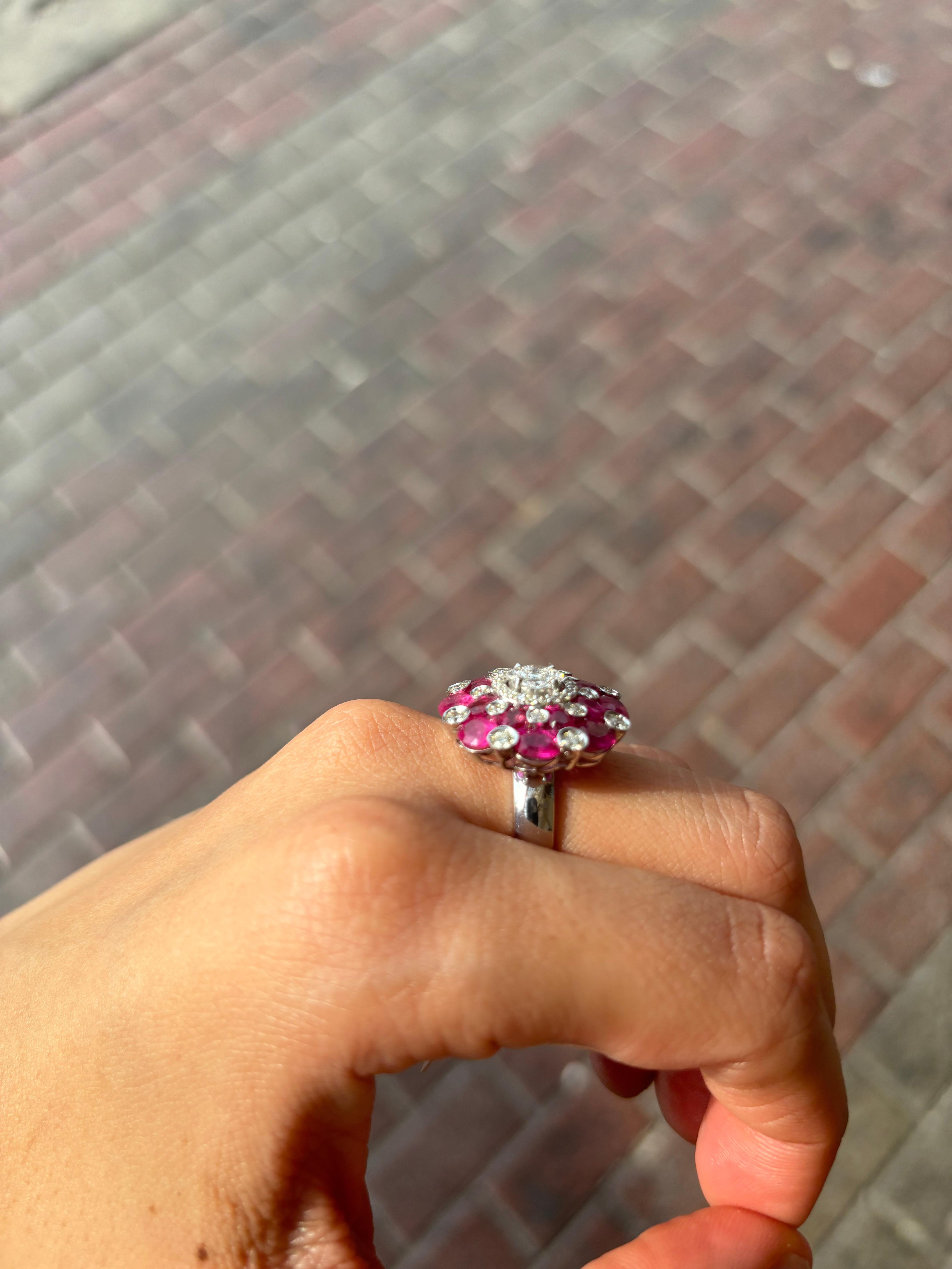Anillo de Cóctel de Rubí y Diamantes de 5.2 Quilates en venta 2