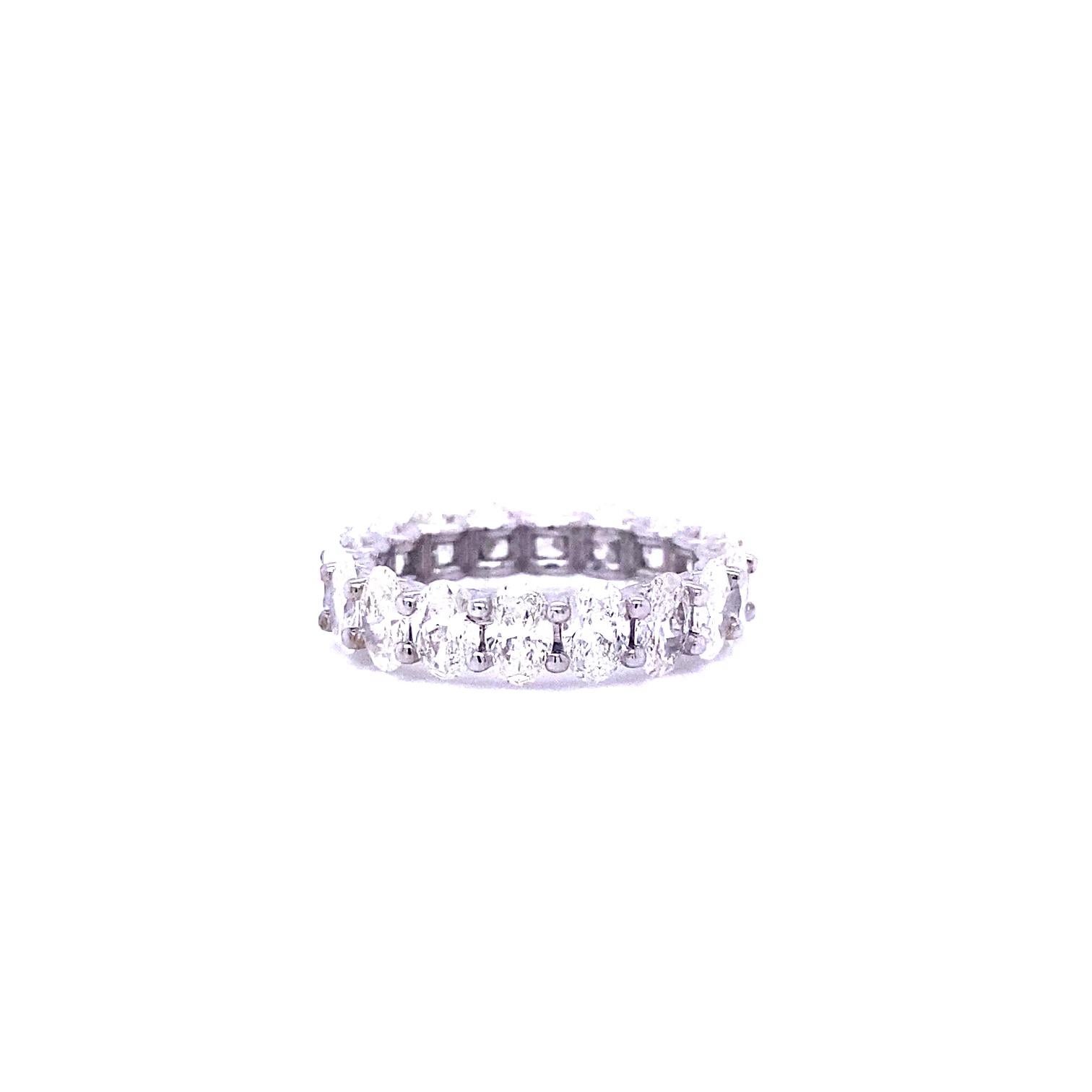 En vente :  Anneau d'éternité en diamants de forme ovale de 5,2 carats 3