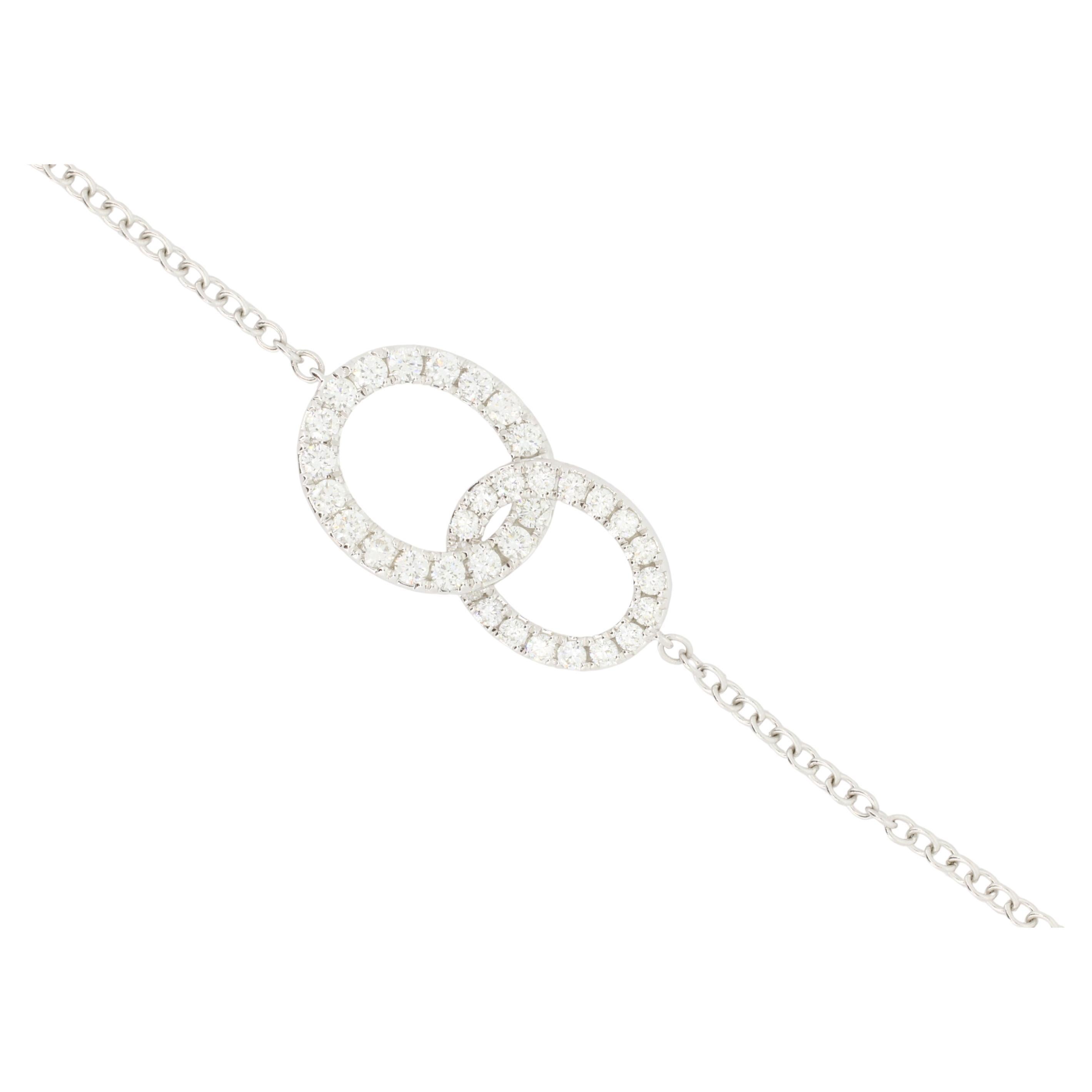 Esta elegante pulsera de oro blanco de 14 quilates presenta un diseño infinito atemporal, bellamente acentuado con brillantes diamantes para darle un toque de resplandor. Mide 20 cm y se ajusta cómodamente a la muñeca con un cierre seguro, por lo