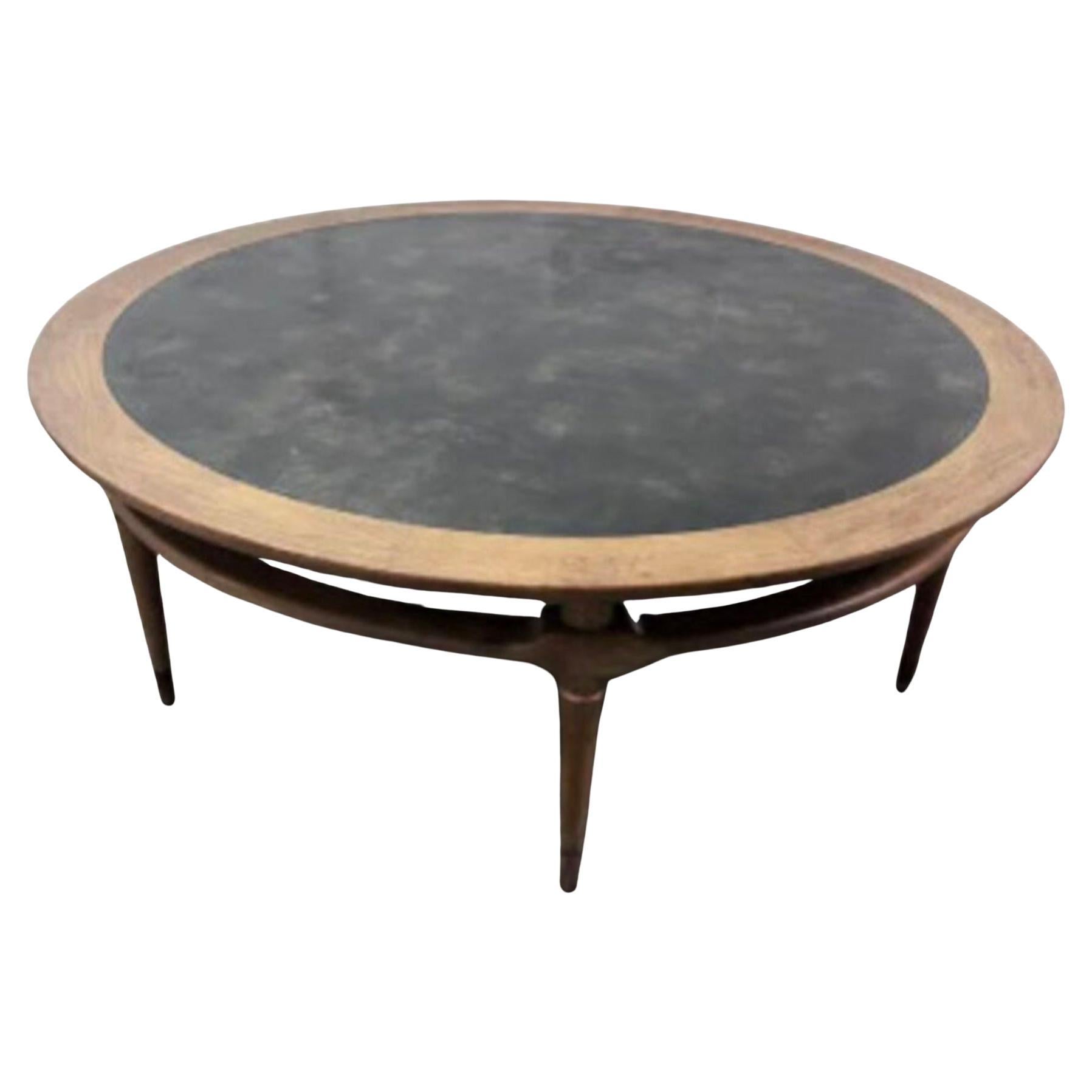 52" Runder Cocktailtisch mit bearbeiteter Lederplatte im Stil von Robsjohn-Gibbings im Angebot