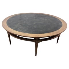 52" Runder Cocktailtisch mit bearbeiteter Lederplatte im Stil von Robsjohn-Gibbings