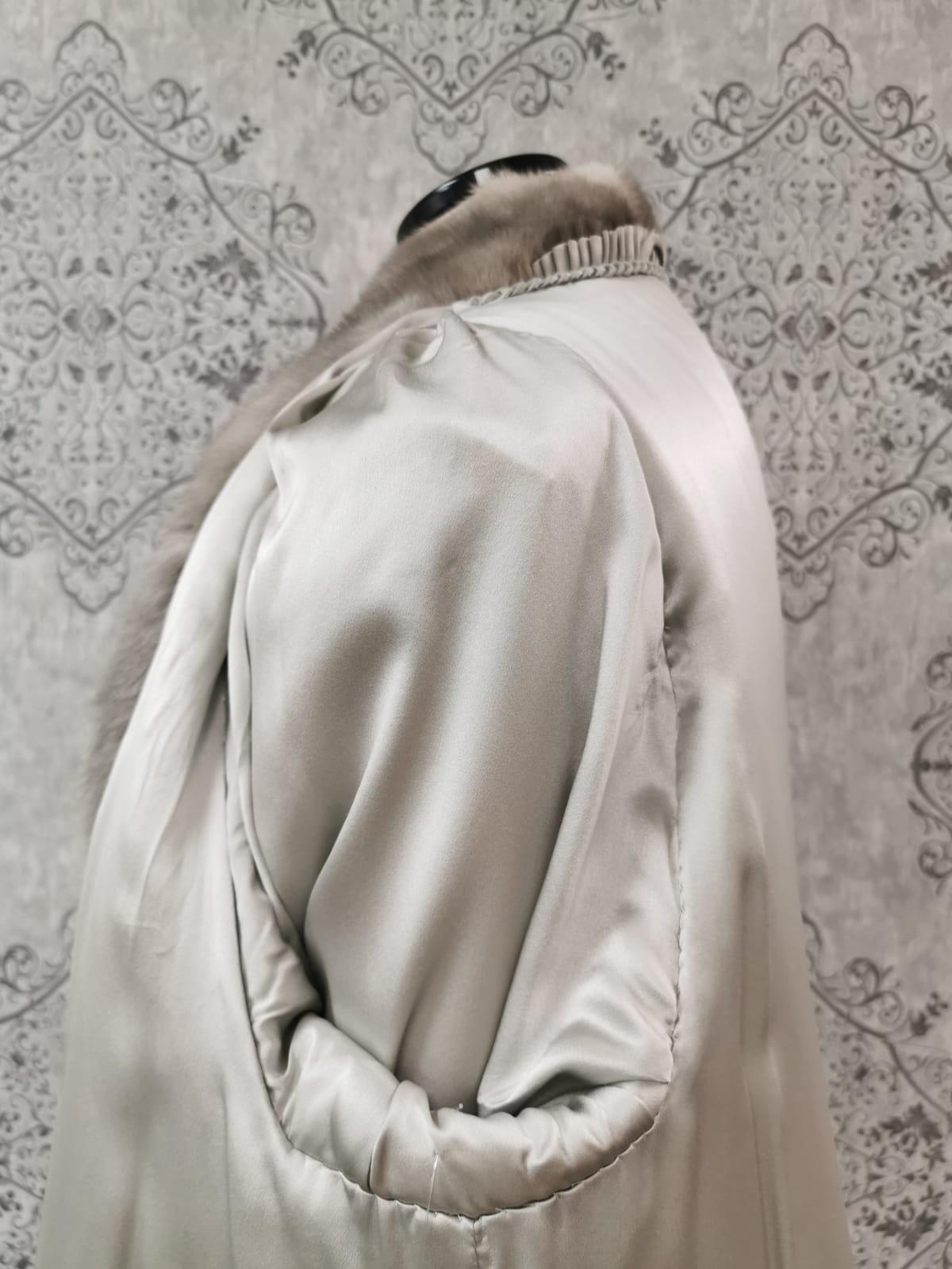 Manteau en fourrure de vison saphir taille 12 en vente 5
