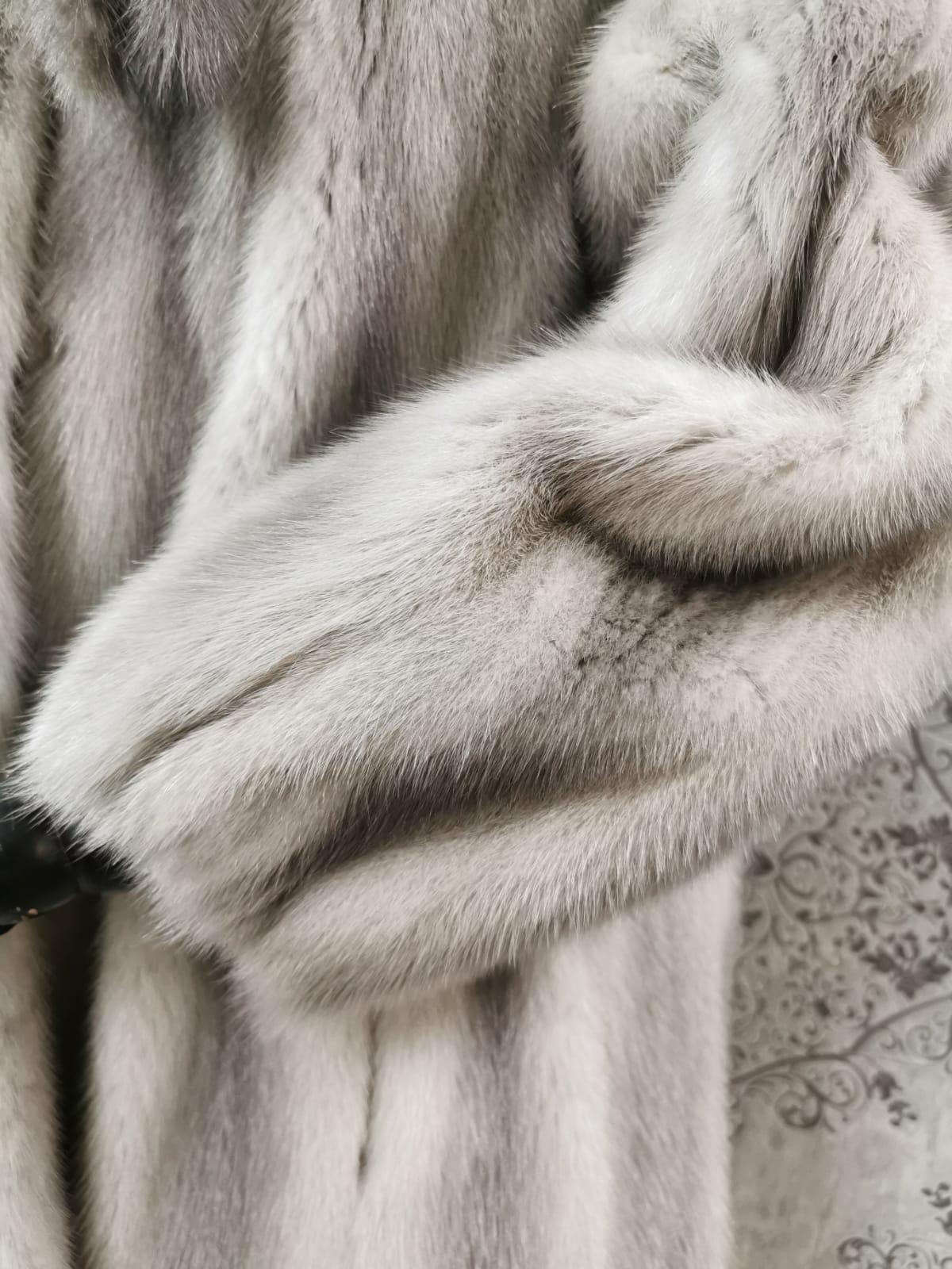 Sapphire Mink Fur Coat size 12 In Excellent Condition For Sale In Montreal, Quebec