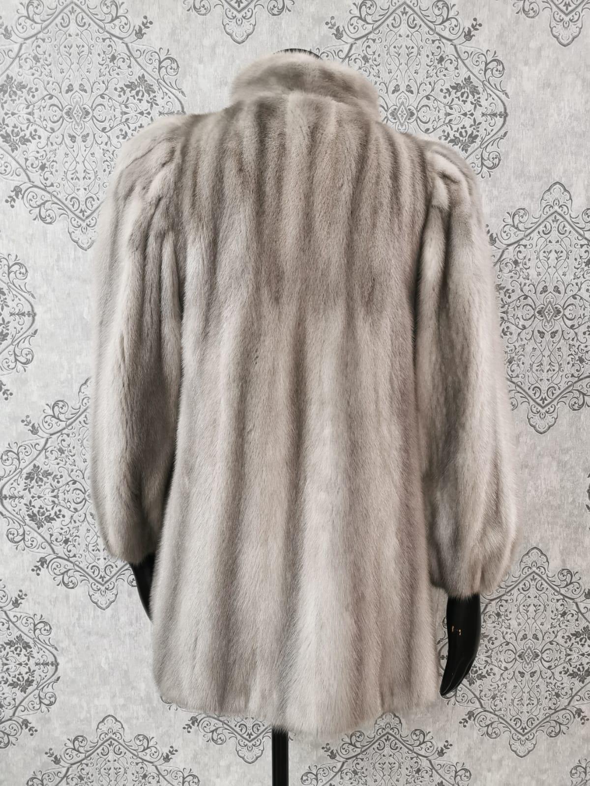 Manteau en fourrure de vison saphir taille 12 en vente 3