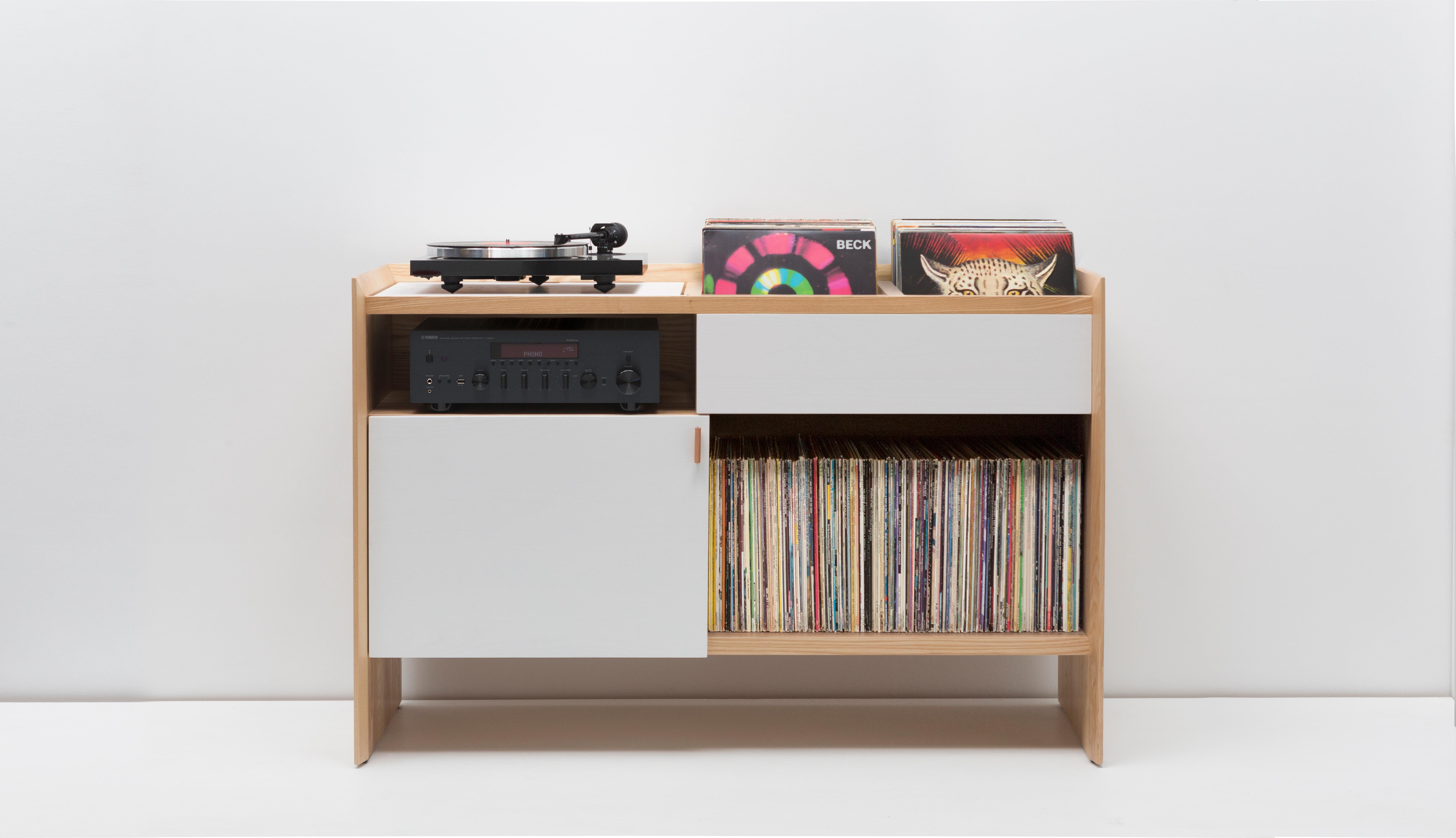 Support de rangement pour disques en vinyle Unison de 52 pouces en noyer naturel en vente 3