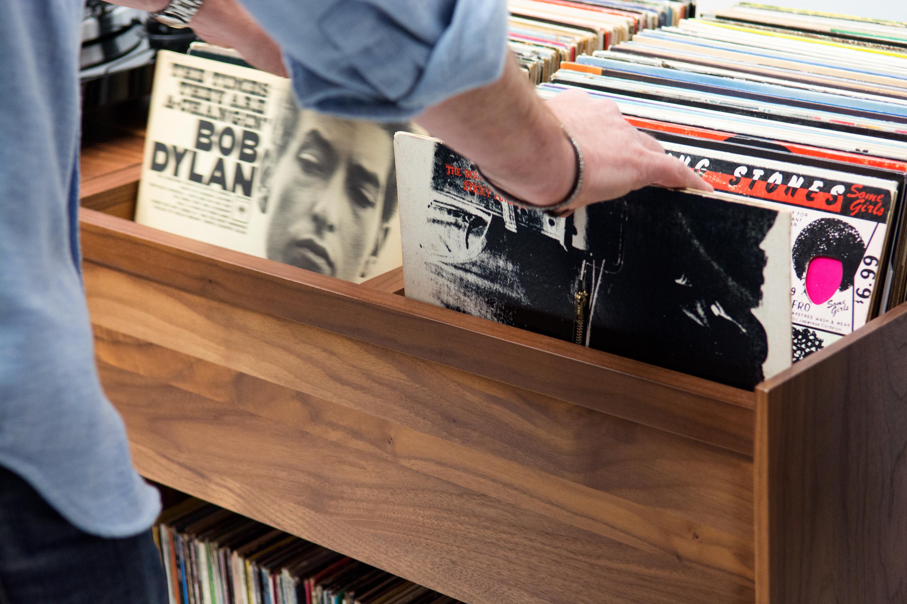 52 Zoll Unison Vinyl-Plattenständer aus natürlichem Walnussholz im Angebot 5