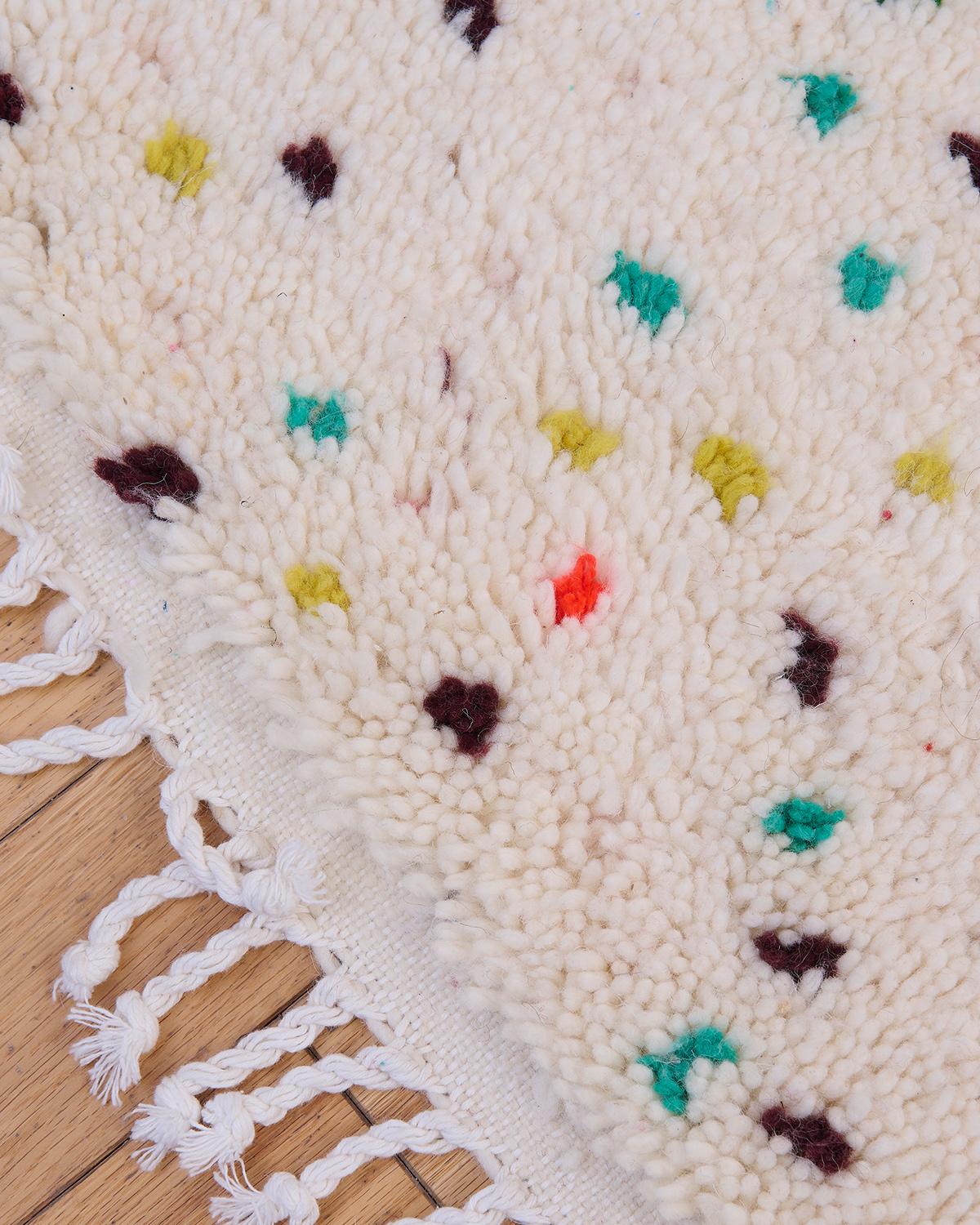 Il tappeto Marica è una vivace rivisitazione del classico stile Beni Ouarain, tessuto a mano in Marocco con lana di pecora naturale al 100%. Caratterizzato da una base in felpa color crema intrecciata con inaspettati colori - rossi tenui, marroni