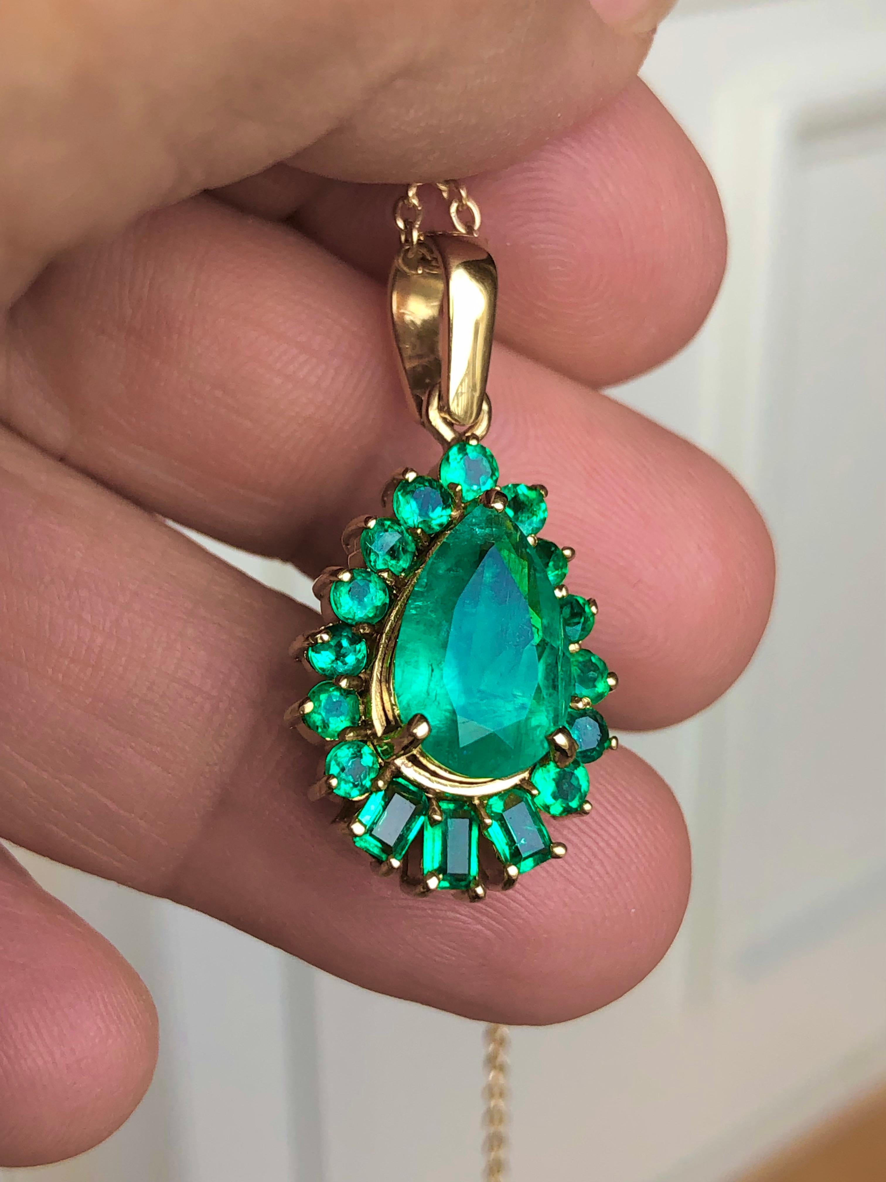 Collar Colgante Gota Solitario Esmeralda Colombiana 5.20 Quilates 18K Corte pera en venta