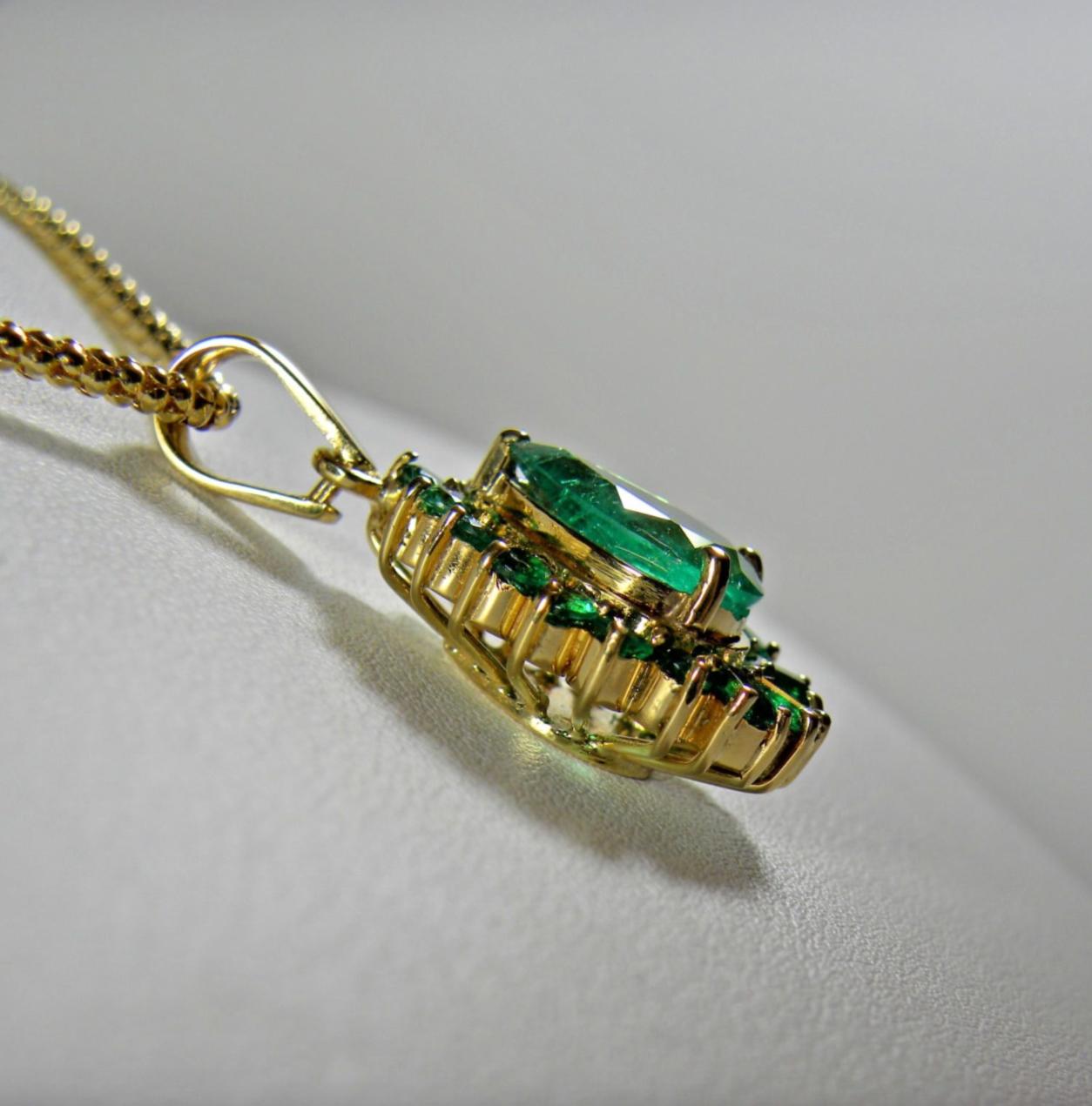 Contemporary 5.20 Carat Best Color Colombian Emerald Solitaire Drop Pendant Necklace 18K  For Sale