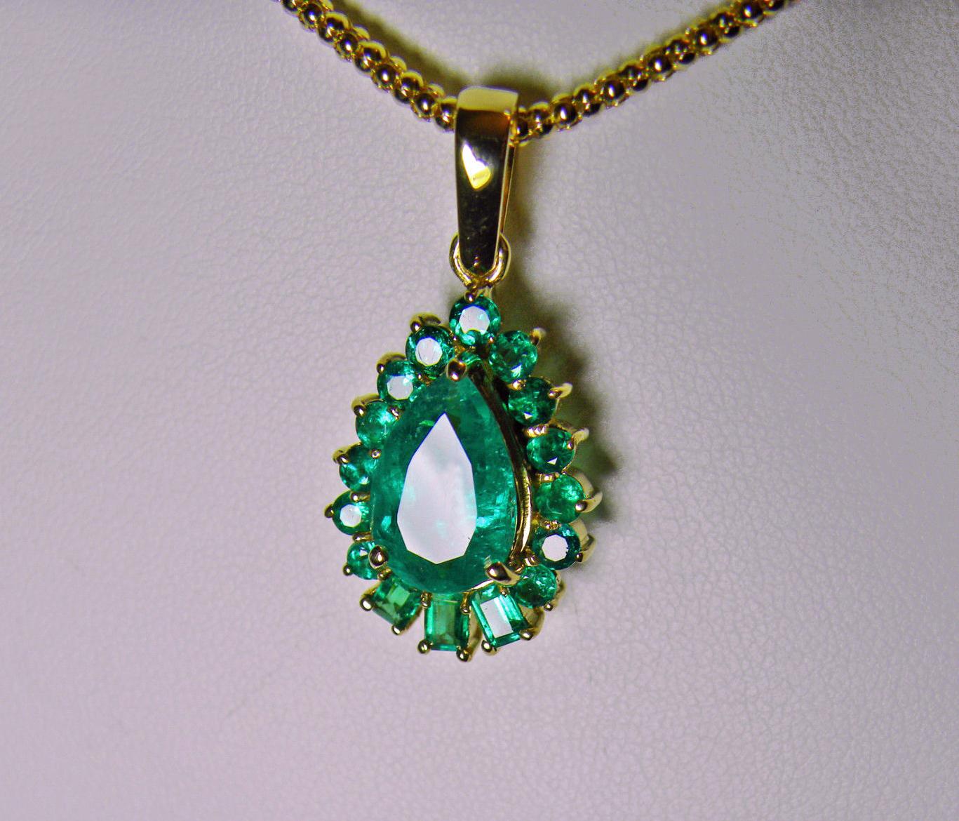 Pear Cut 5.20 Carat Best Color Colombian Emerald Solitaire Drop Pendant Necklace 18K  For Sale