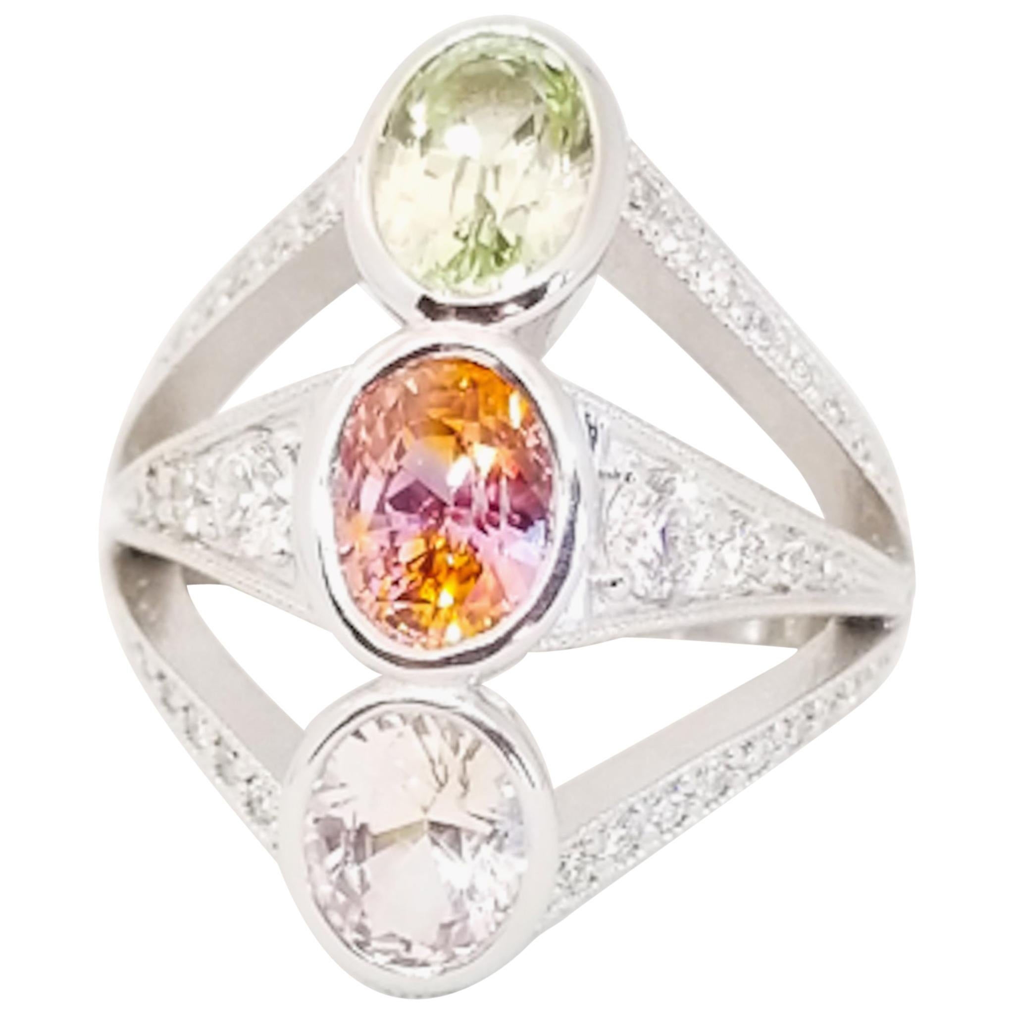 Bague en saphir rose pêche bicolore fantaisie de 5,20 carats et diamant blanc chrysobéryl 18 carats