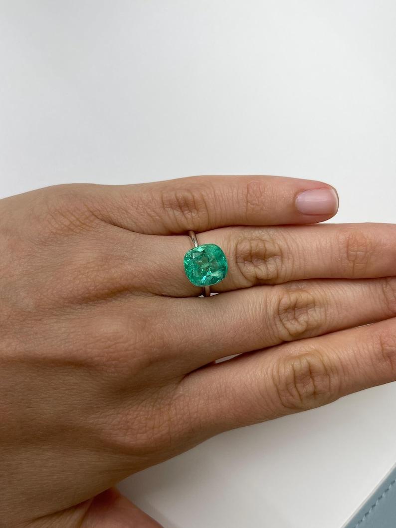 Esmeralda colombiana verde azulada brillante de 5,20 quilates - Gema de mayo talla cojín Muzo en venta 2