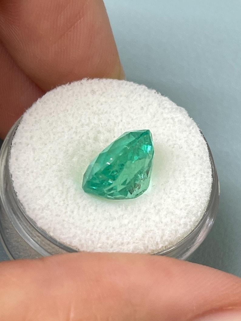 De las mujeres Esmeralda colombiana verde azulada brillante de 5,20 quilates - Gema de mayo talla cojín Muzo en venta