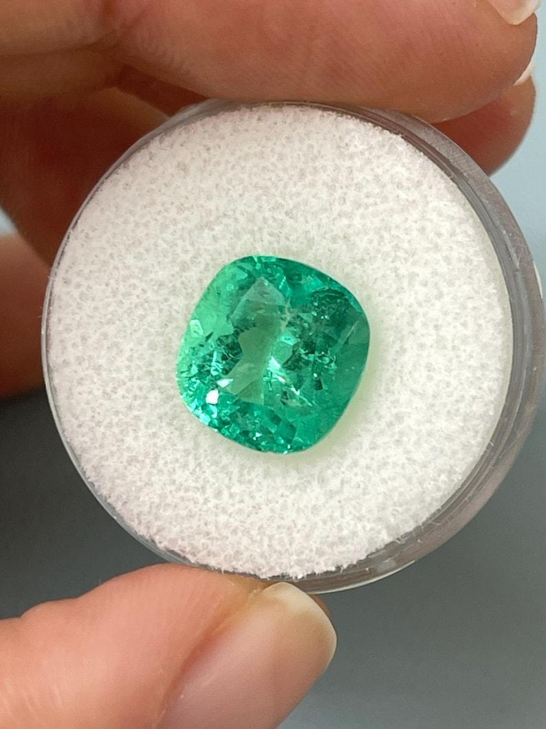 Esmeralda colombiana verde azulada brillante de 5,20 quilates - Gema de mayo talla cojín Muzo en Nuevo estado para la venta en Jupiter, FL