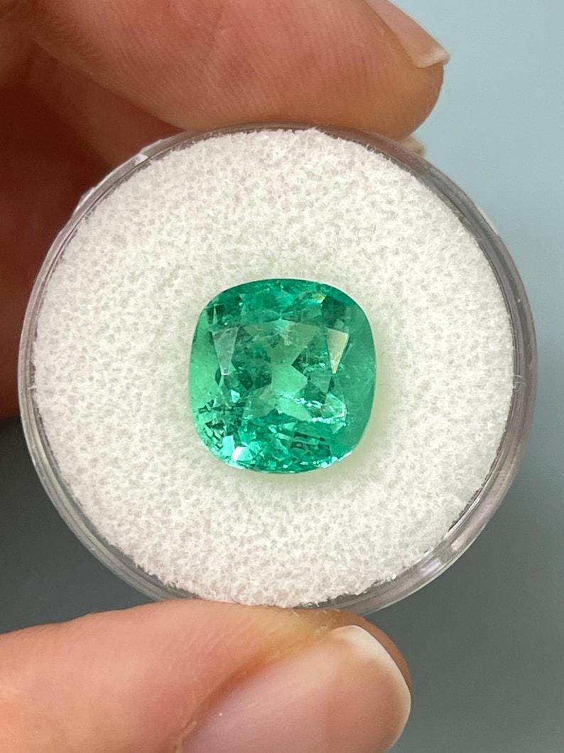 Esmeralda colombiana verde azulada brillante de 5,20 quilates - Gema de mayo talla cojín Muzo Moderno en venta