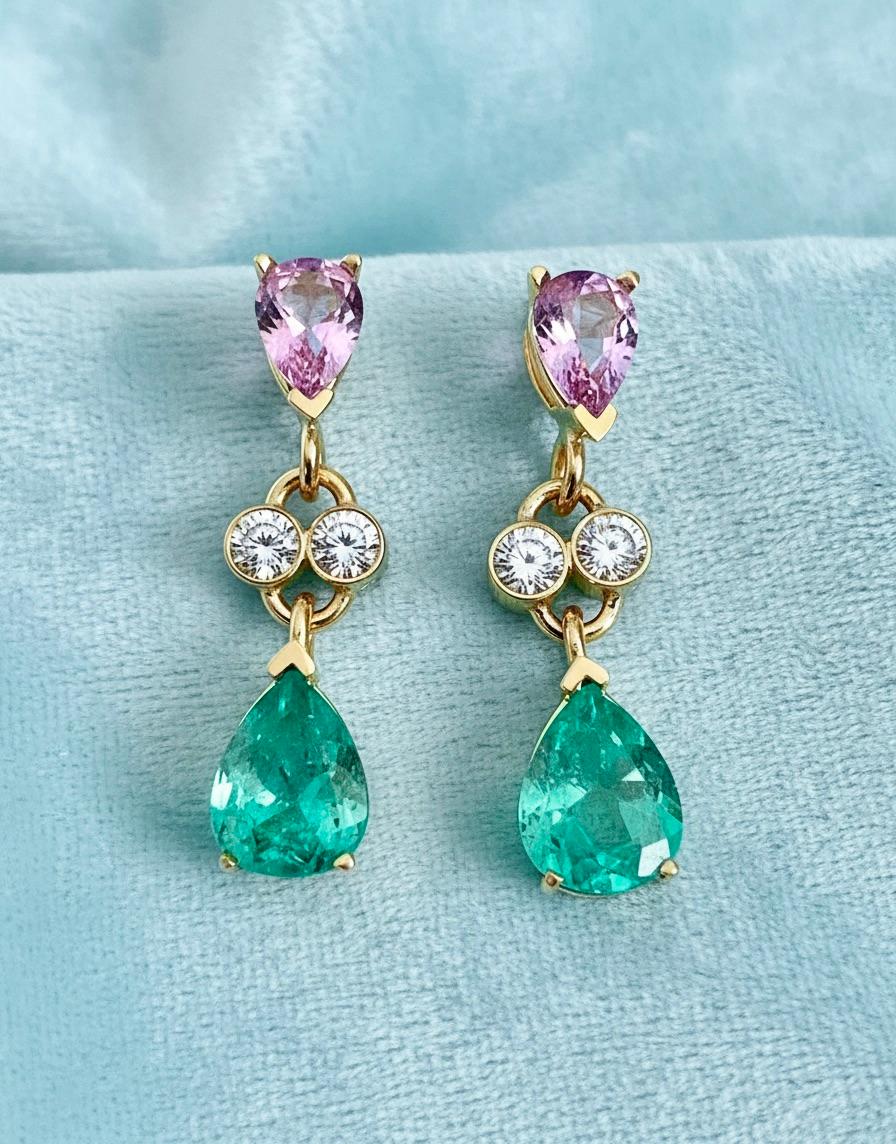 Contemporain Pendants d'oreilles 18 carats avec émeraude de Colombie, saphirs et diamants de 5,20 carats en vente