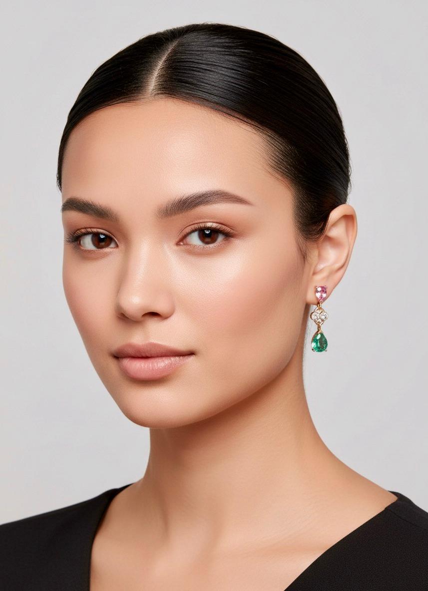Taille poire Pendants d'oreilles 18 carats avec émeraude de Colombie, saphirs et diamants de 5,20 carats en vente
