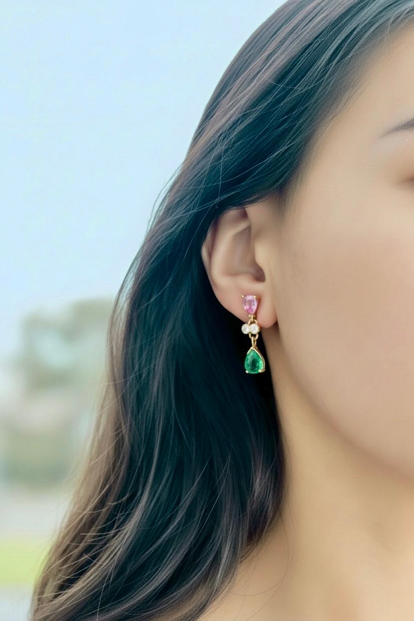 Pendants d'oreilles 18 carats avec émeraude de Colombie, saphirs et diamants de 5,20 carats Pour femmes en vente