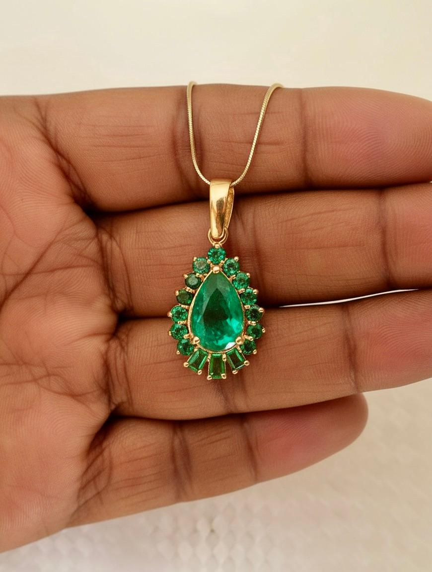 Halskette mit Anhänger, 5,20 Karat kolumbianischer Smaragd Solitär Tropfenanhänger 18K (Tropfenschliff) im Angebot