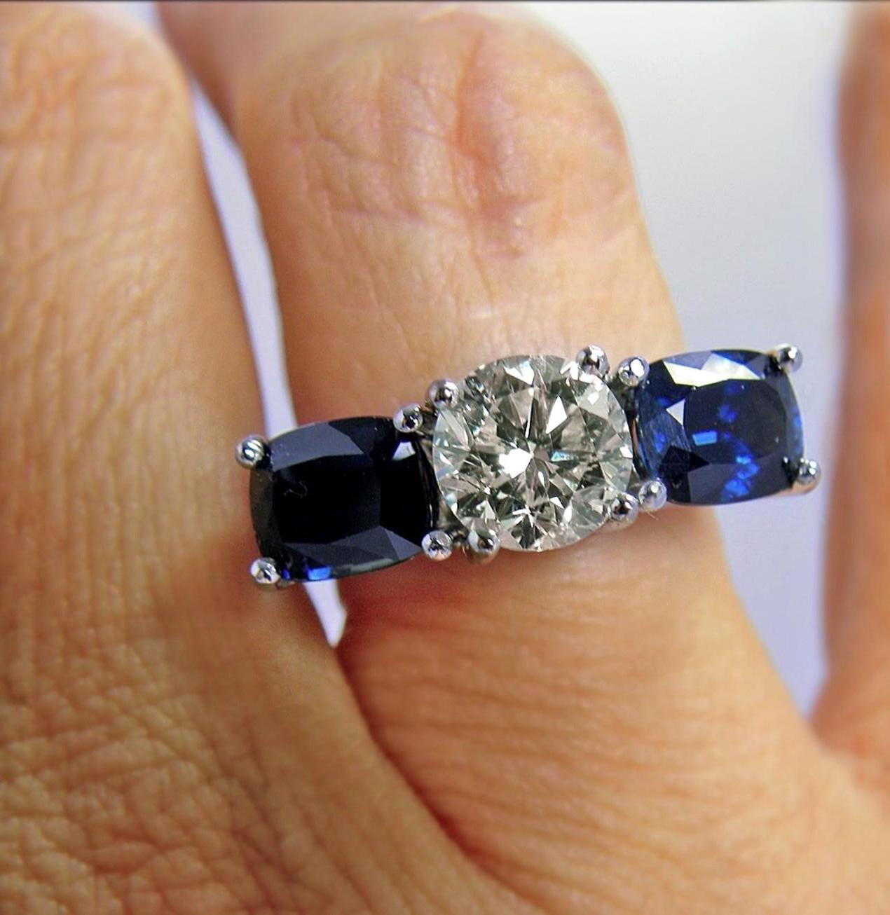 Contemporaneo Anello di fidanzamento con diamante e zaffiro blu da 5,20 carati, oro bianco 18 carati in vendita