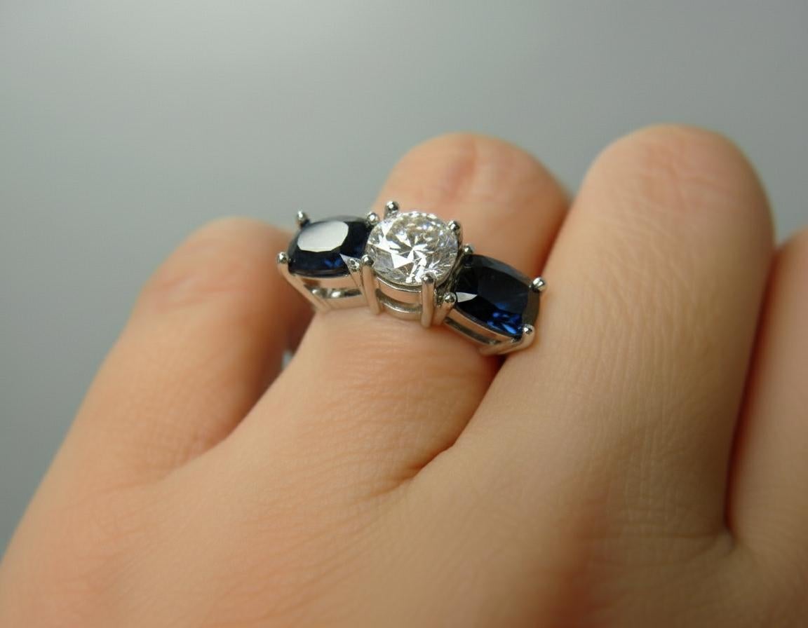 Taille ronde Bague de fiançailles en or blanc 18 carats avec diamants et saphirs bleus de 5,20 carats en vente
