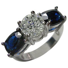 Bague de fiançailles en or blanc 18 carats avec diamants et saphirs bleus de 5,20 carats