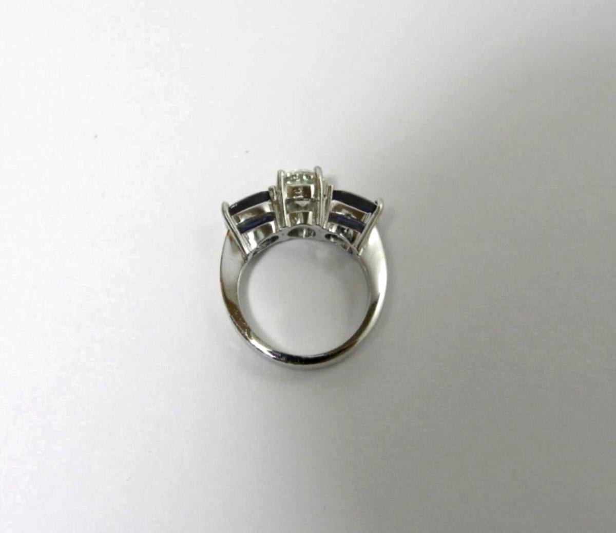 Round Cut 5.20 Carat Diamond Blue Sapphire Engagement Ring 18 Karat White Gold For Sale