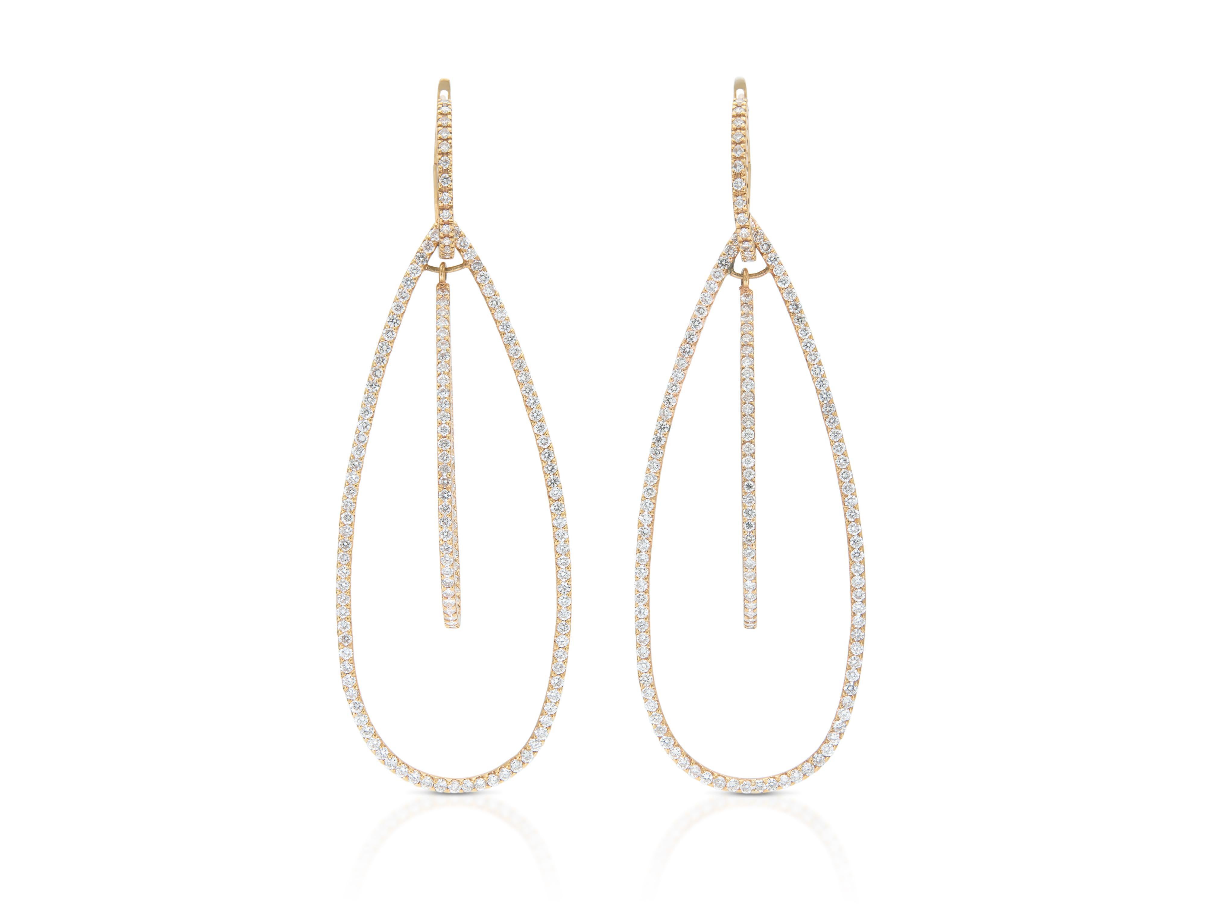 Finemente realizzato in oro rosa 18 carati con diamanti rotondi taglio Brilliante per un peso totale di circa 5,20 carati.
I pendenti sono staccabili e possono essere indossati in diversi stili.
Totale orecchini: 3 x 1,5 pollici
Solo cerchi: 5/8 di