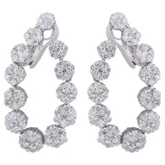 Boucles d
oreilles à levier en or blanc 14 carats avec diamant de 5,20 carats et pavé