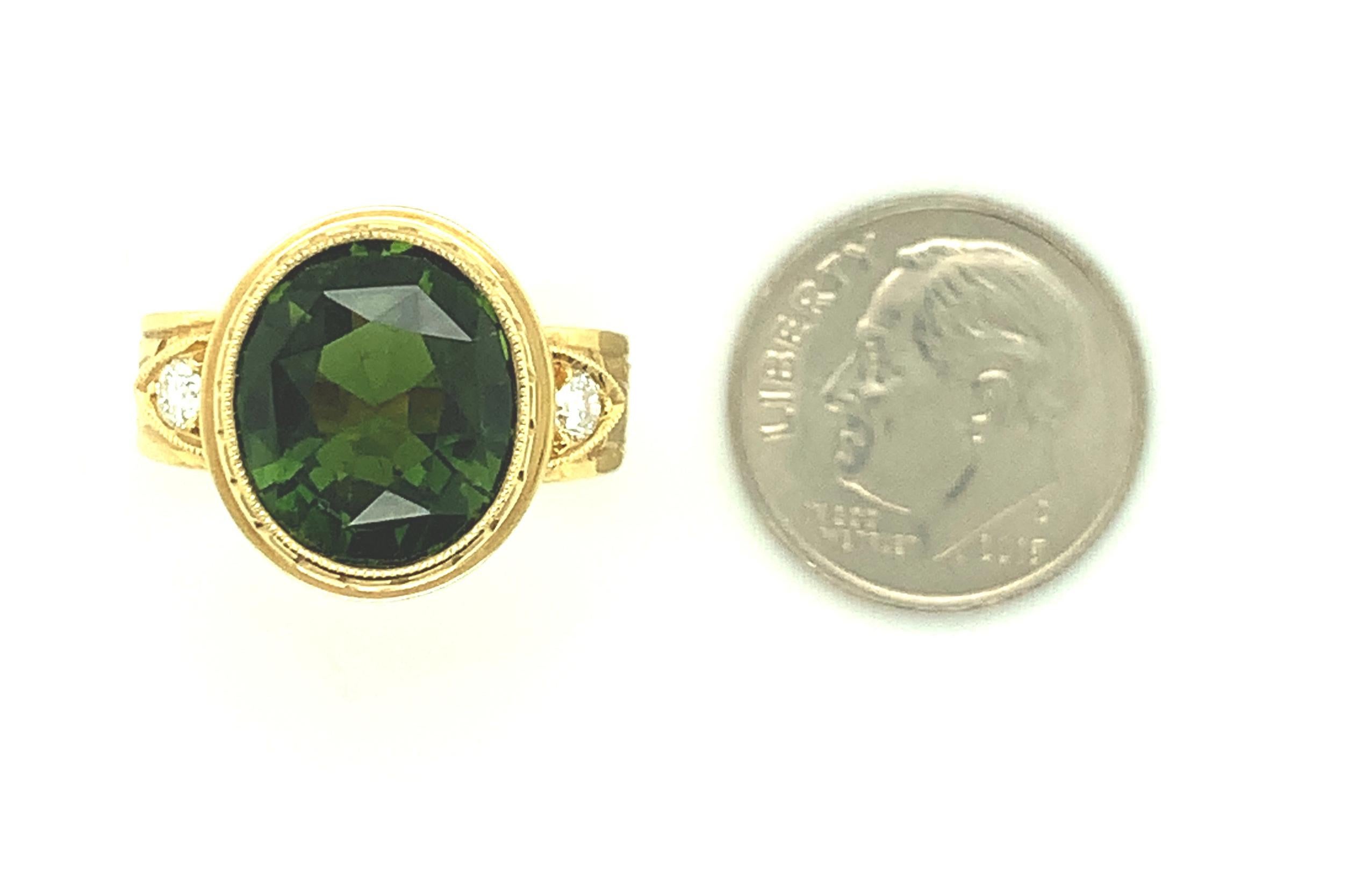 Bague en or jaune gravée à la main avec tourmaline verte ovale de 5,20 carats et diamants Unisexe en vente