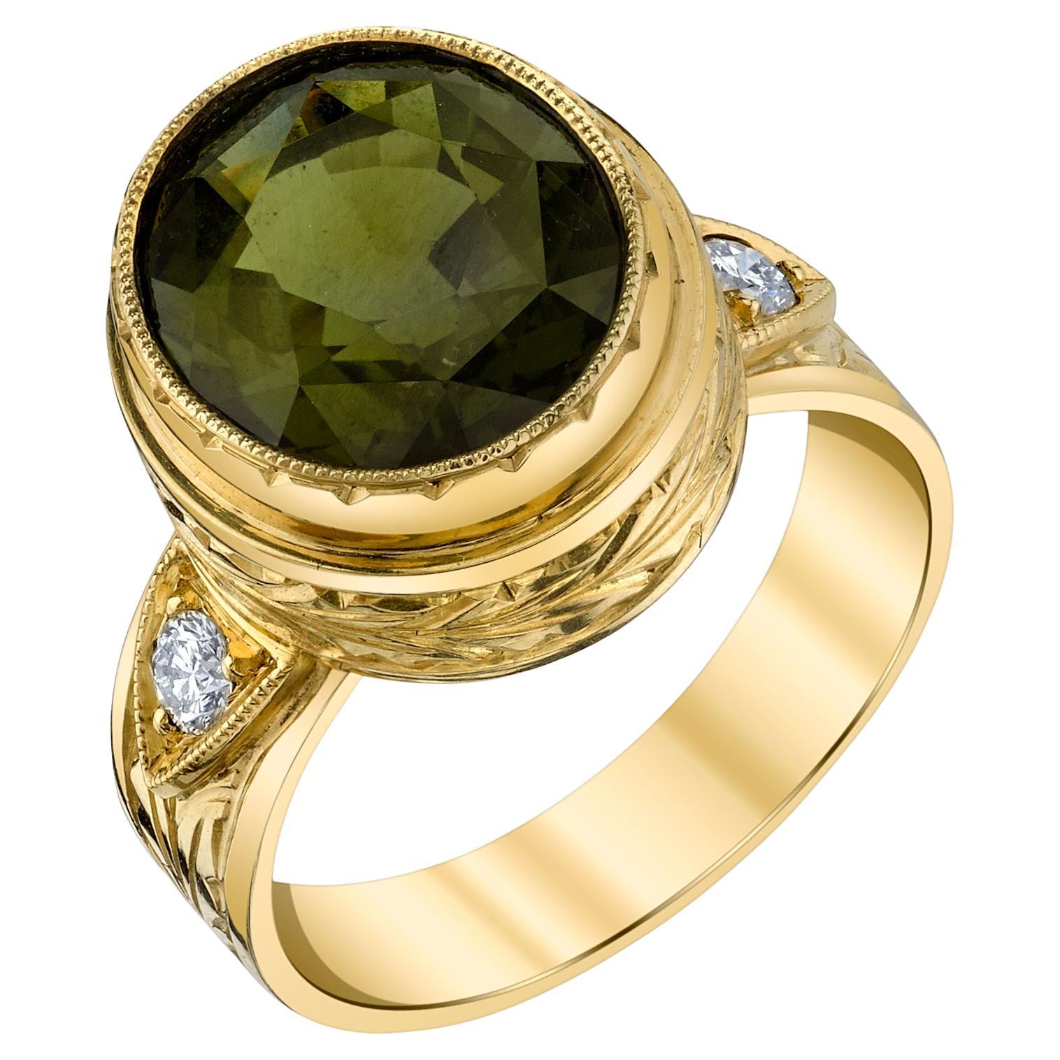 Bague en or jaune gravée à la main avec tourmaline verte ovale de 5,20 carats et diamants