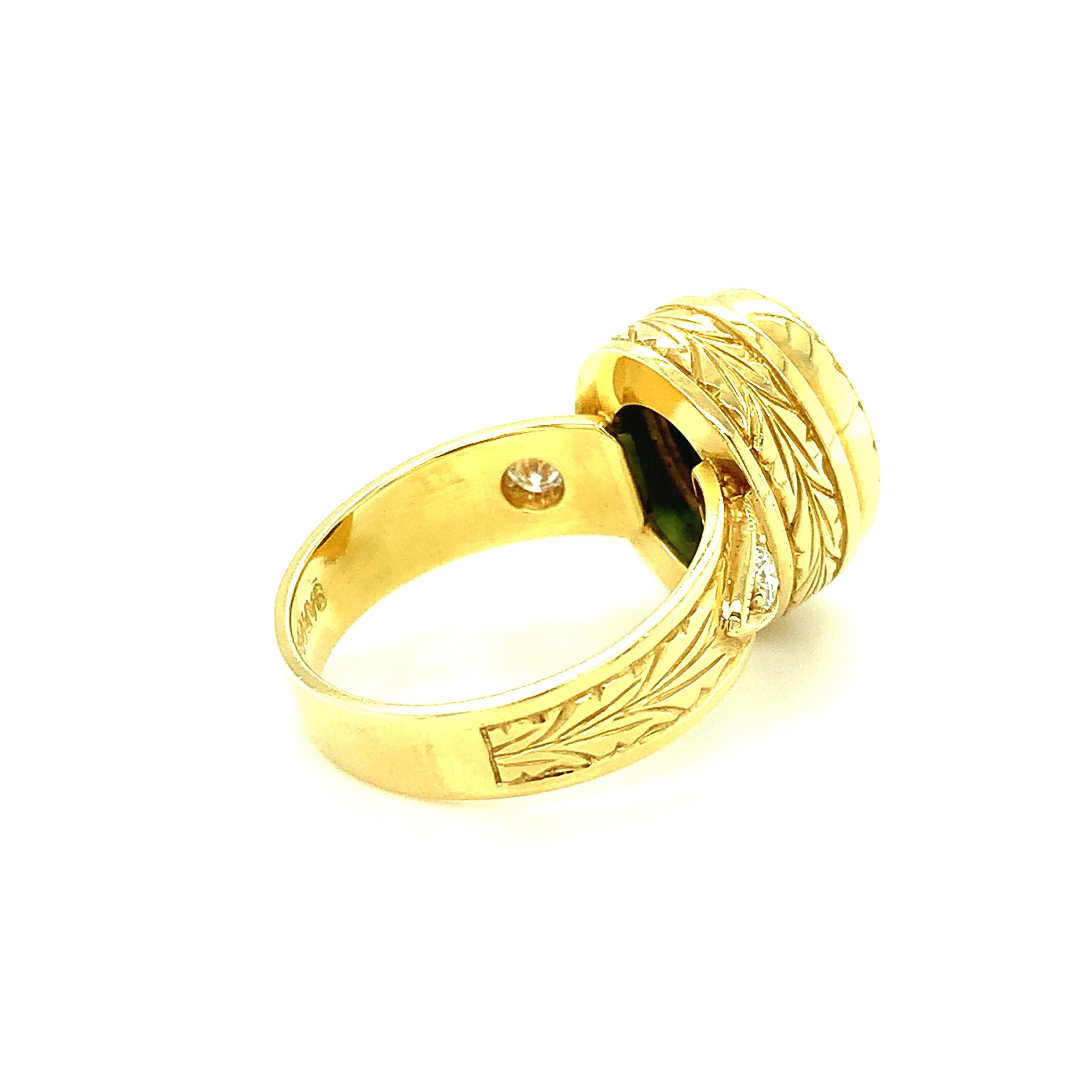 Artisan Bague en or jaune gravée à la main avec tourmaline verte ovale de 5,20 carats et diamants en vente