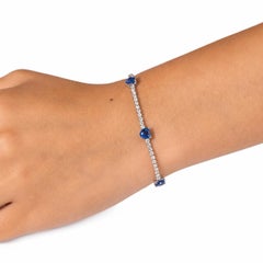 Bracelet empilable « Station » avec saphir naturel en forme de cœur de 5,20 carats et diamants, en or blanc 14 carats