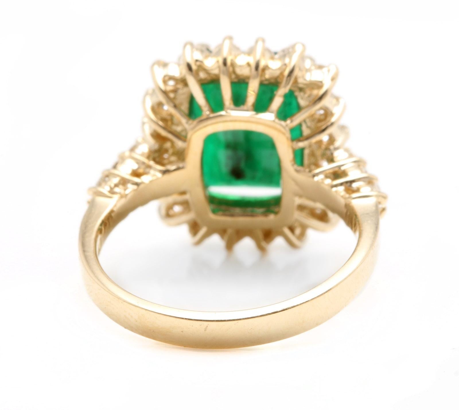 5.20 Carat Natural Emerald and Diamond 14 Karat Solid Yellow Gold Ring In New Condition For Sale In Los Angeles, CA