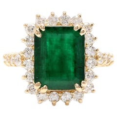 14 Karat massiver Gelbgoldring mit 5,20 Karat natürlichem Smaragd und Diamant