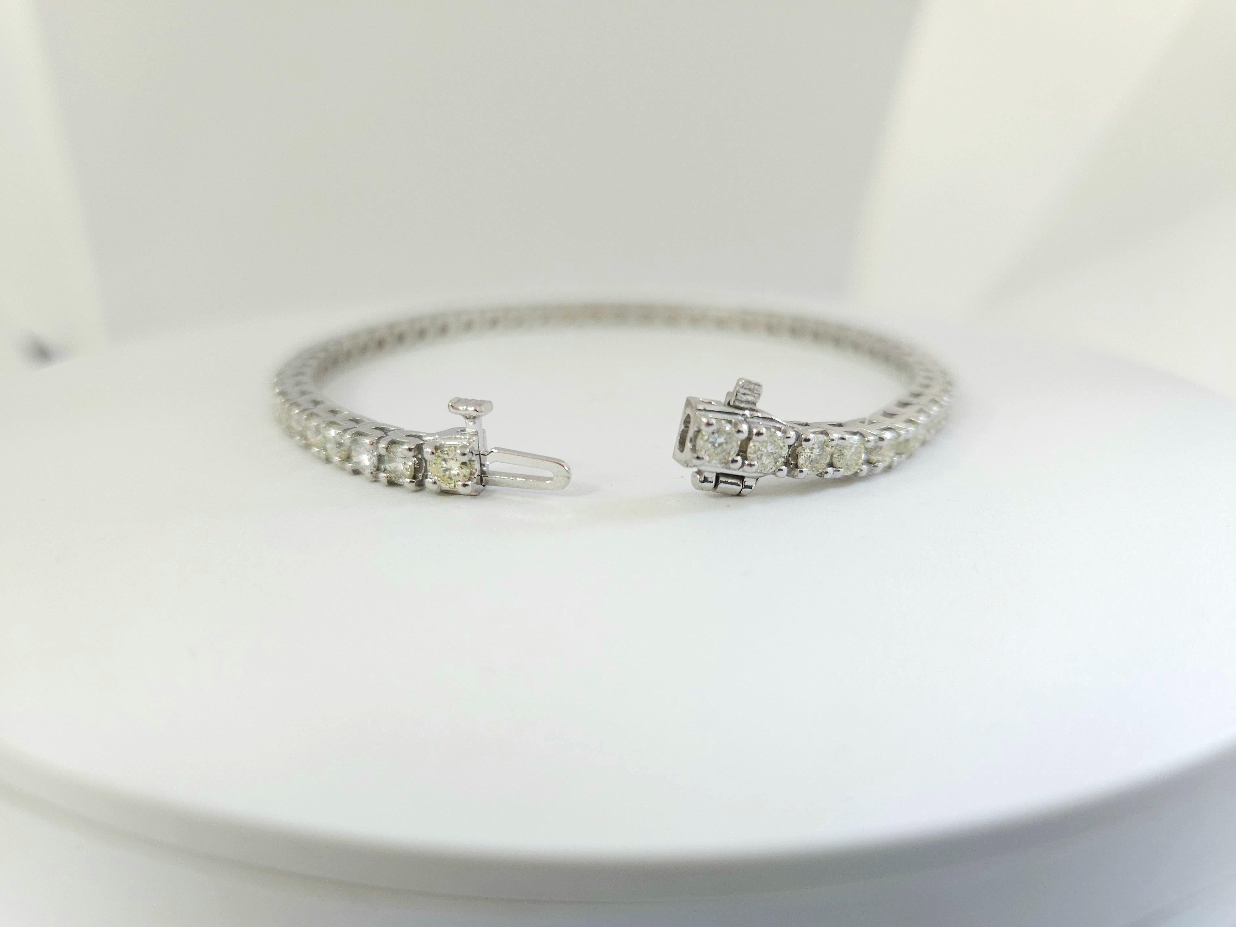 5.20 Carat Round Brilliant Cut Diamond Tennis Bracelet 14 Karat White Gold In New Condition For Sale In Great Neck, NY
