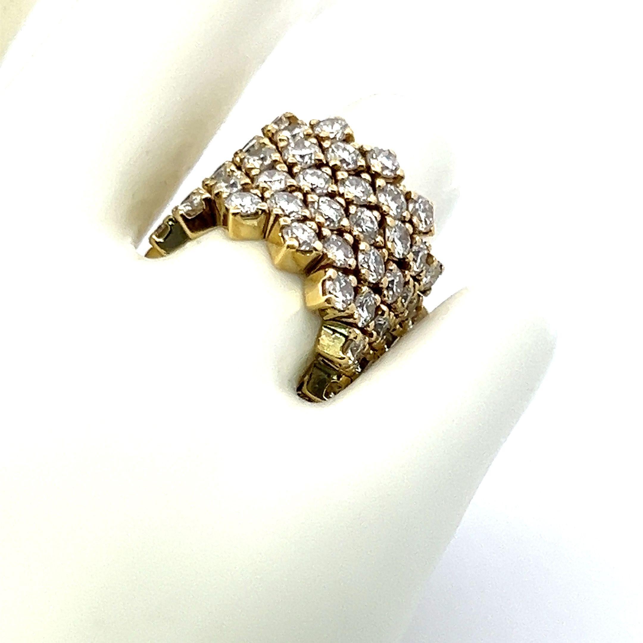 Taille brillant Bague cocktail en or jaune 18 carats avec diamants brillants ronds de 5,20 carats en vente