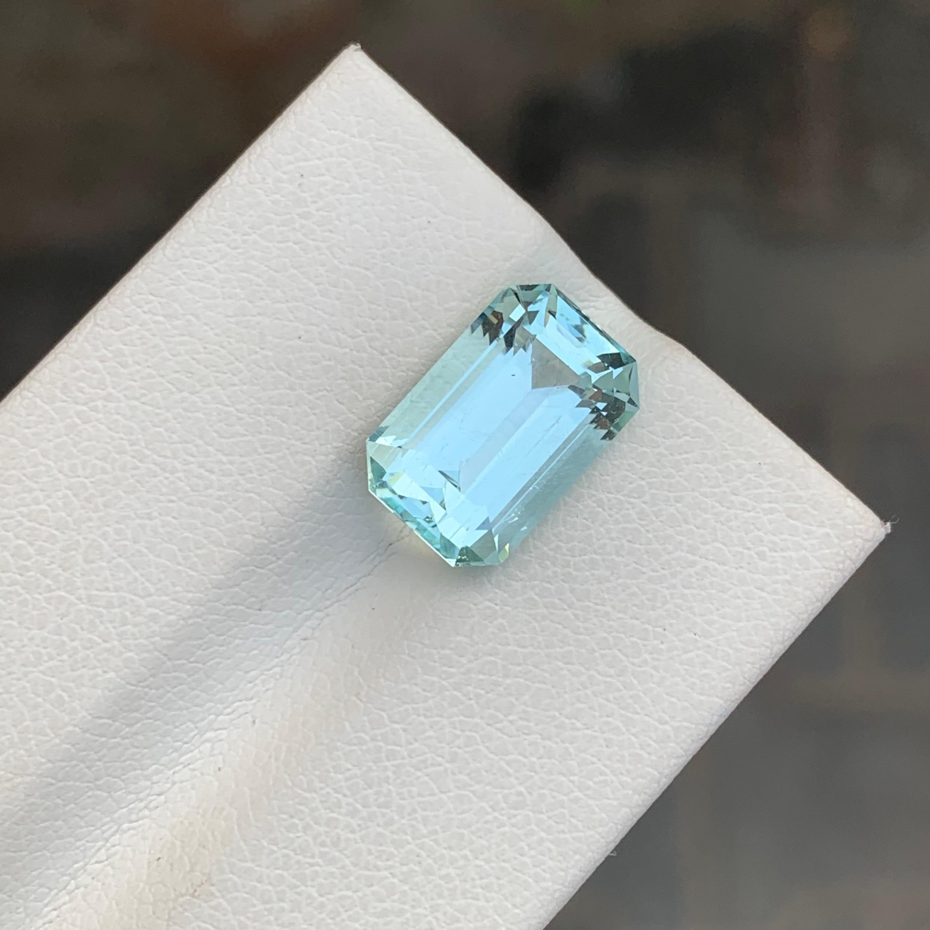 5.20 Carat Stunning Natural Loose Aquamarine Emerald Shape Gemstone For Sale 4