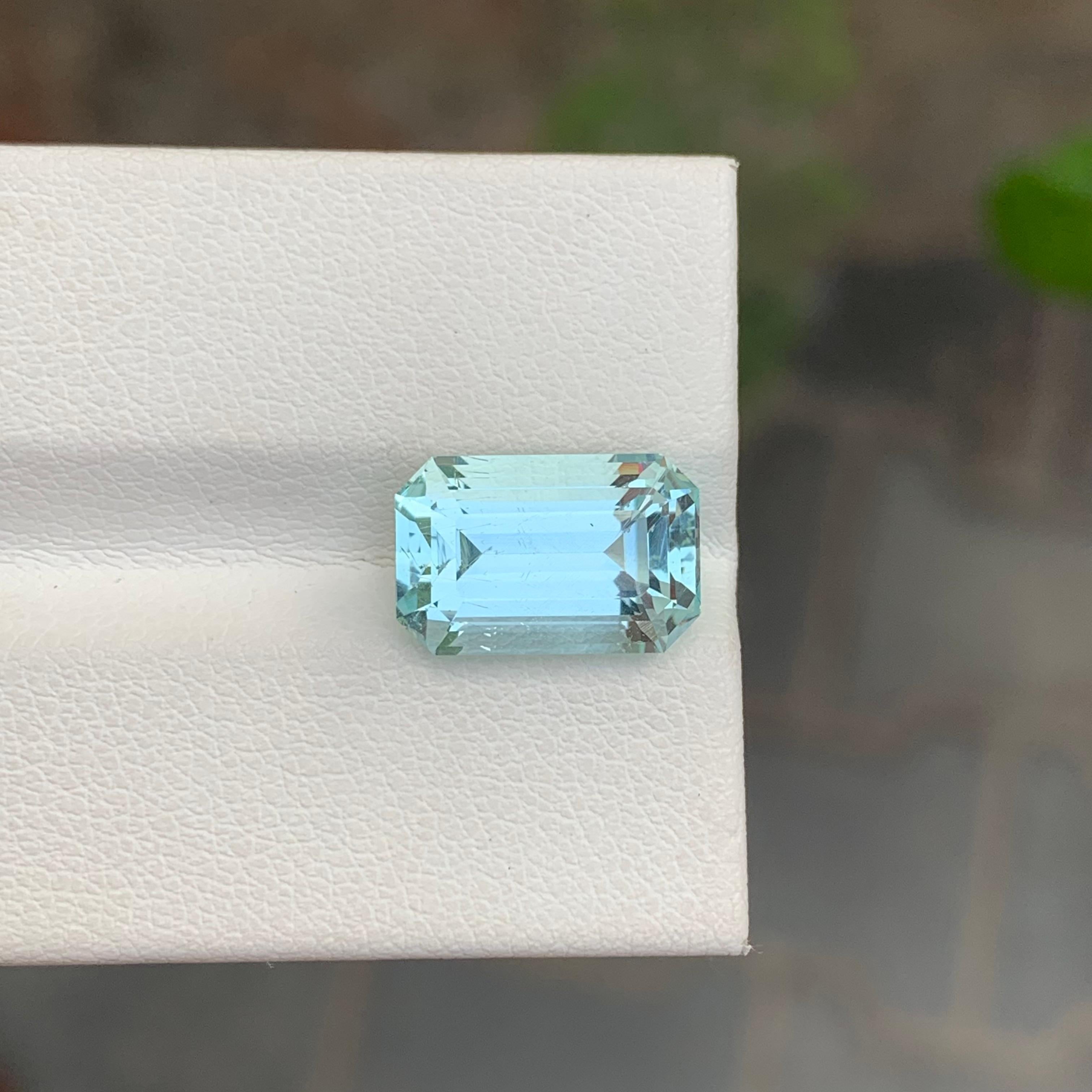 Arts and Crafts 5.20 Carat Stunning Natural Loose Aquamarine Emerald Shape Gemstone For Sale