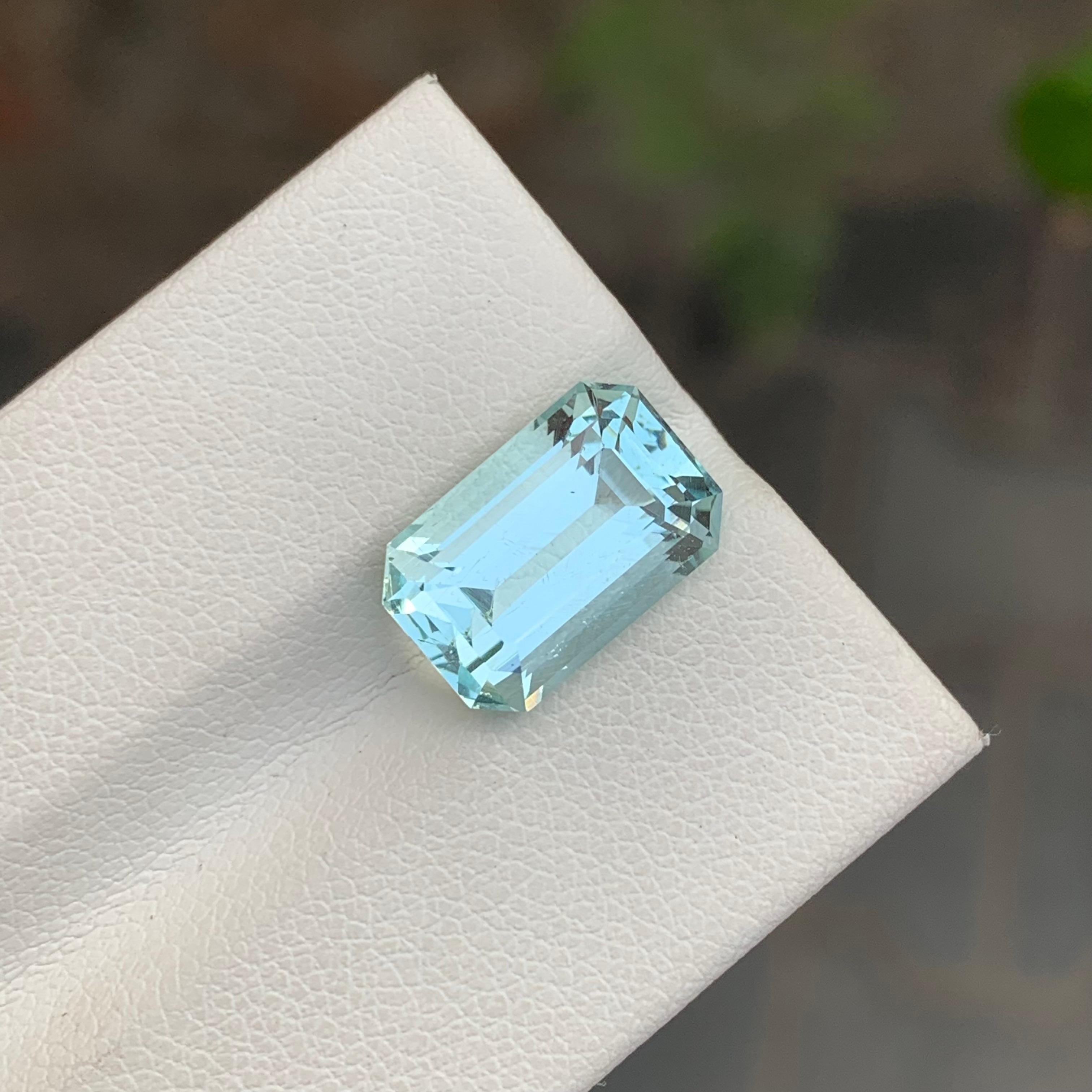 Women's or Men's 5.20 Carat Stunning Natural Loose Aquamarine Emerald Shape Gemstone For Sale