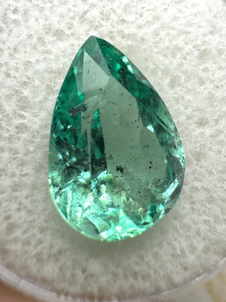 Stein: Smaragd
Gewicht: 5,20 Karat
Form: Birnenschliff
Klarheit: Transparent, sichtbare Unvollkommenheiten
Lüster: Ausgezeichnet
Farbe: Hellgrün
Abmessungen: 13,86 mm x 9,84 mm x 7,77 mm
Geografische Herkunft: Kolumbien
Behandlung: Natürlich,