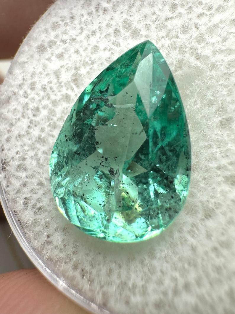 5,20 Karat Vibrant Freckled kolumbianischen Smaragd - Birnenschliff Teardrop Mai Birthstone (Moderne) im Angebot