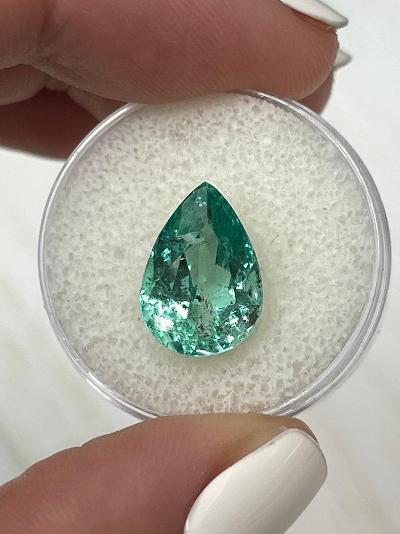 5,20 Karat Vibrant Freckled kolumbianischen Smaragd - Birnenschliff Teardrop Mai Birthstone (Tropfenschliff) im Angebot